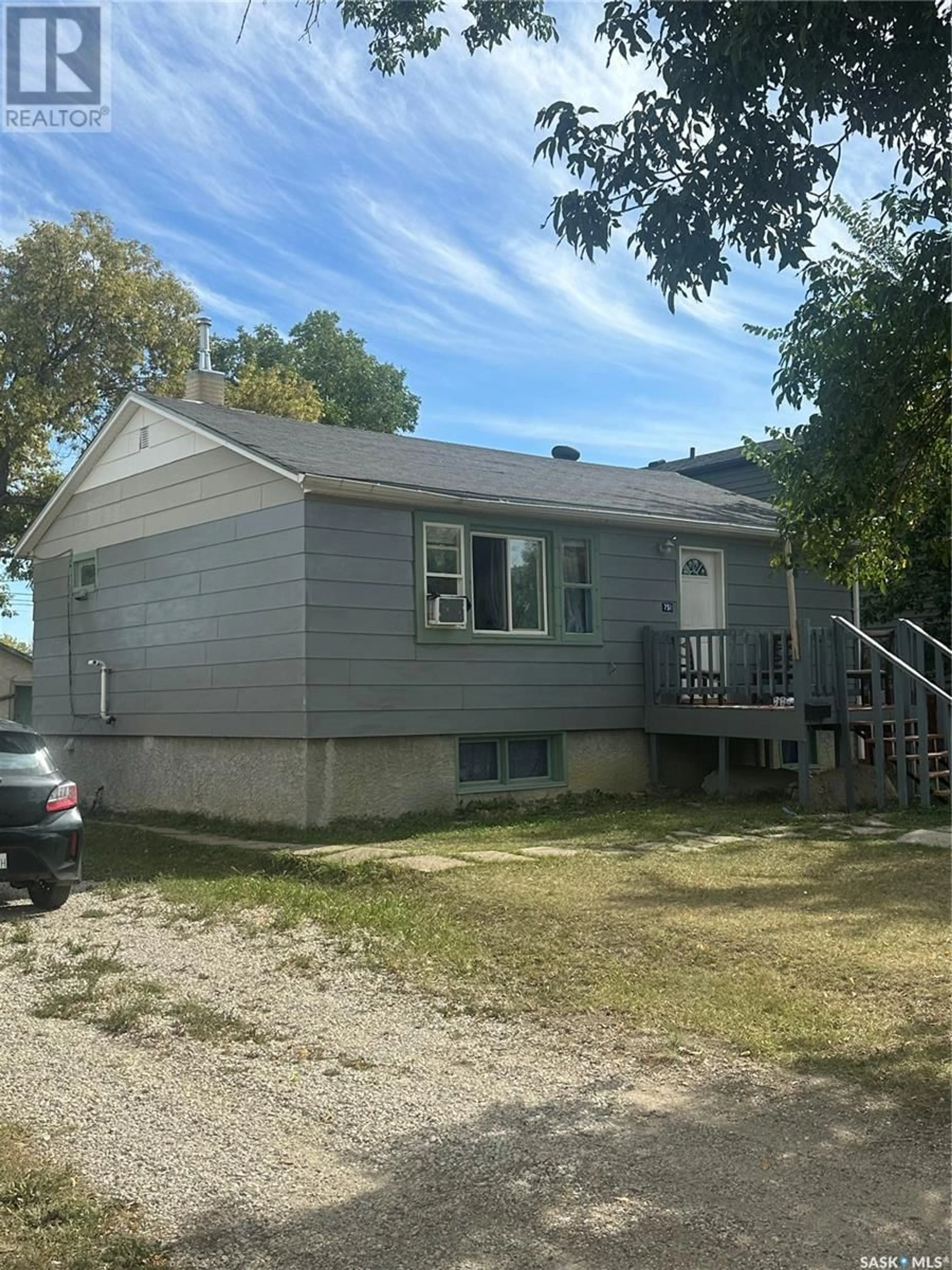 Frontside or backside of a home for 751 Rae STREET, Regina Saskatchewan S4T2B1