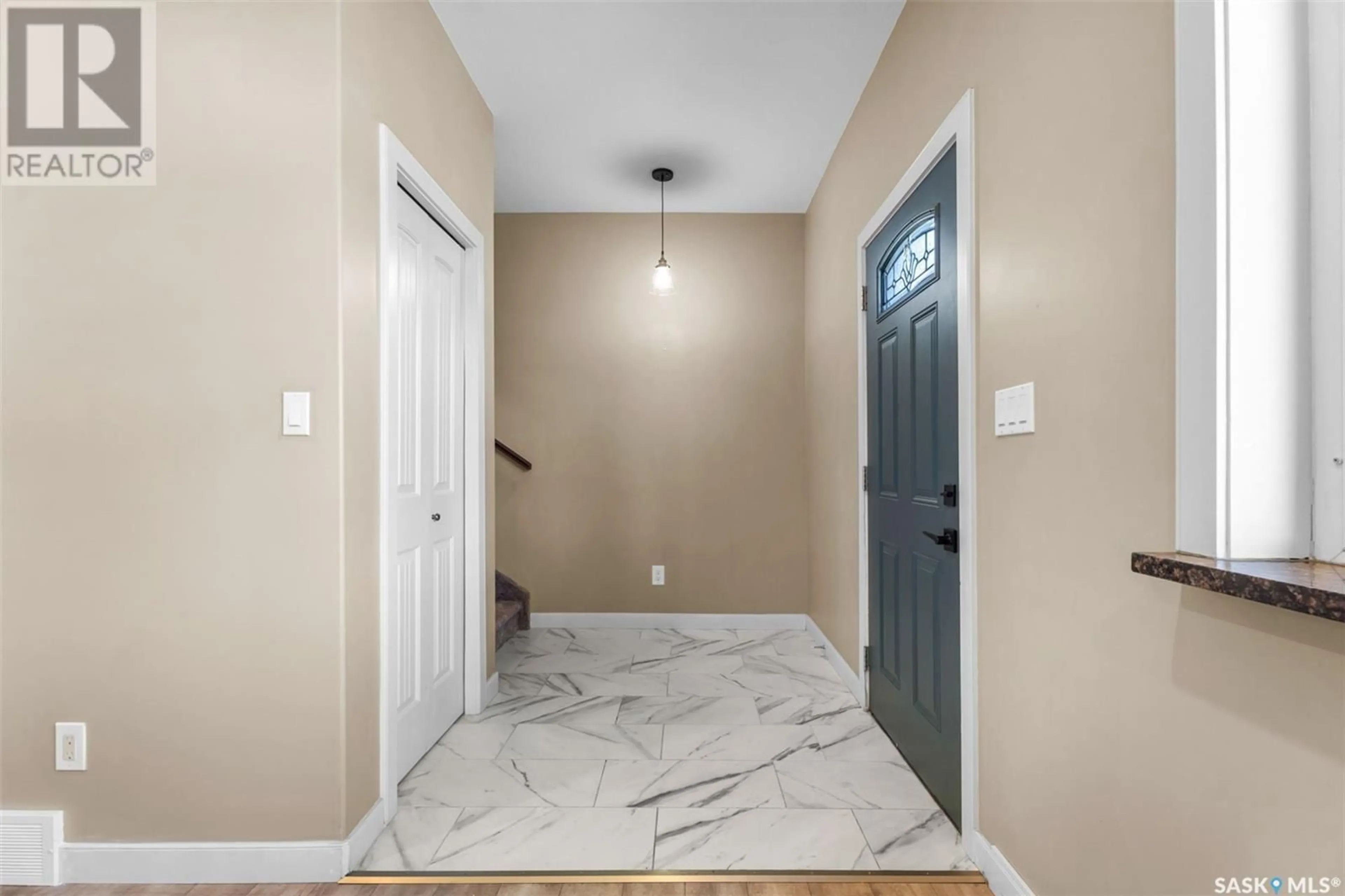 Indoor entryway, ceramic floors for 14 1703 Patrick CRESCENT, Saskatoon Saskatchewan S7W0L6