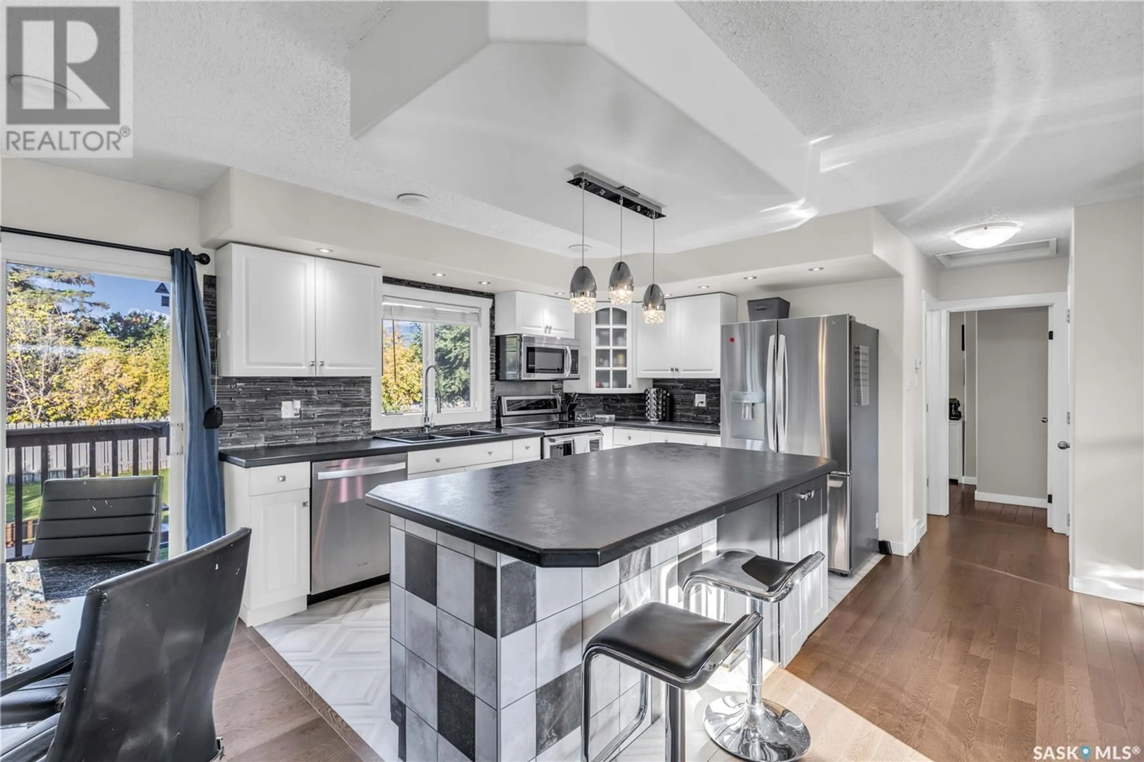 Contemporary kitchen for 45 Galt COURT, Saskatoon Saskatchewan S7L4P1