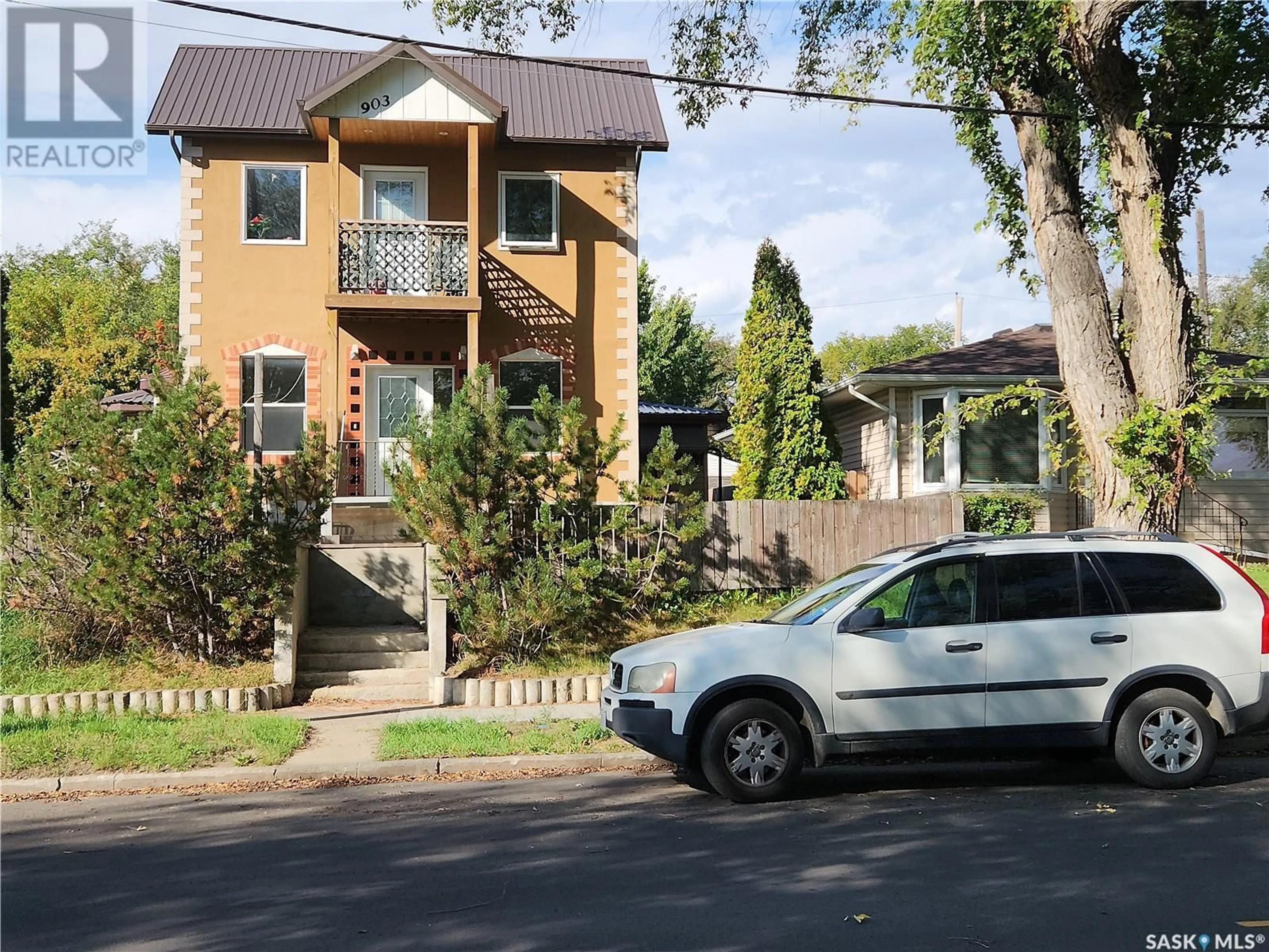 A pic from exterior of the house or condo, the street view for 903 H AVENUE S, Saskatoon Saskatchewan S7M1X4