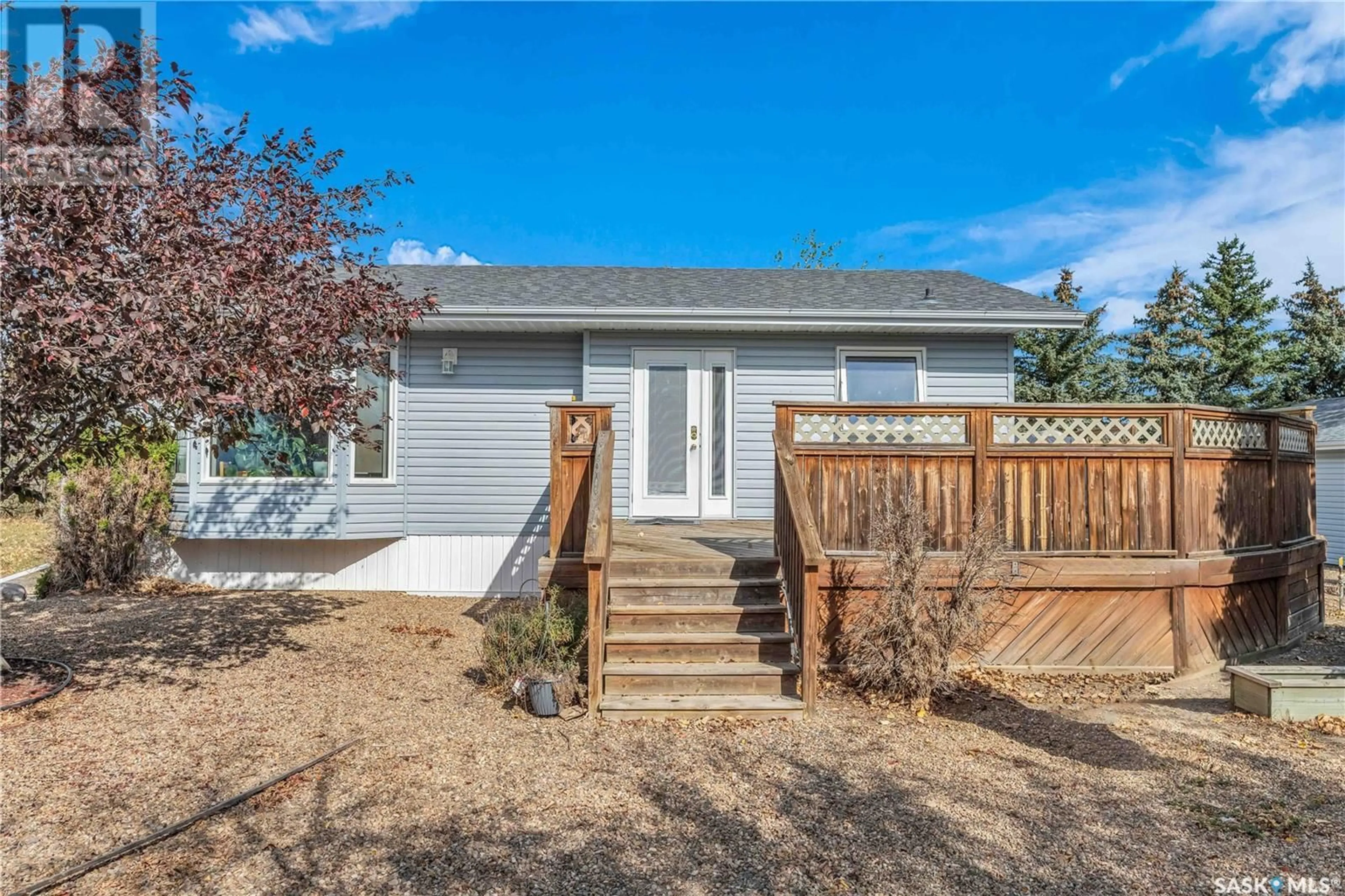 A pic from exterior of the house or condo, the fenced backyard for 901 Connaught AVENUE, Limerick Saskatchewan S0H2P0