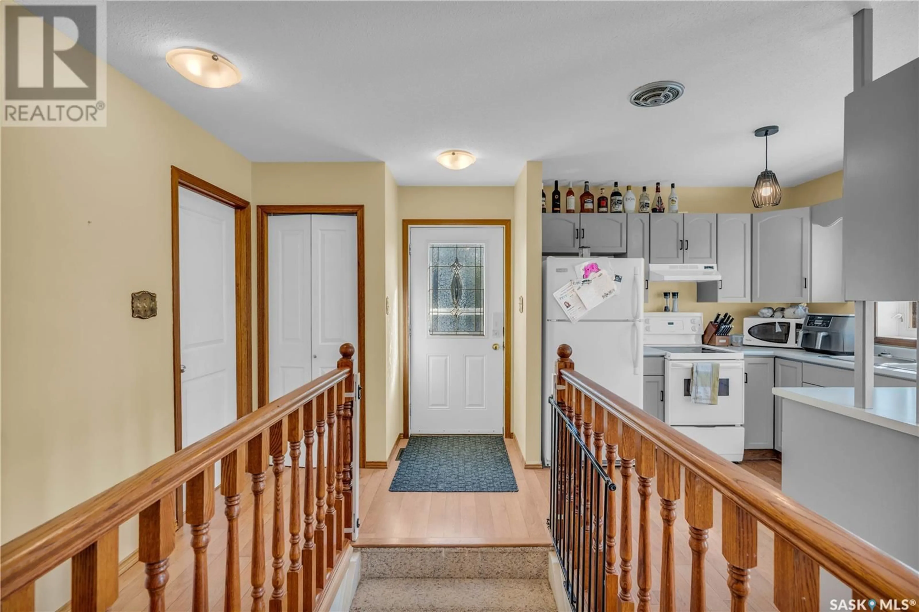 Indoor entryway, wood floors for 901 Connaught AVENUE, Limerick Saskatchewan S0H2P0