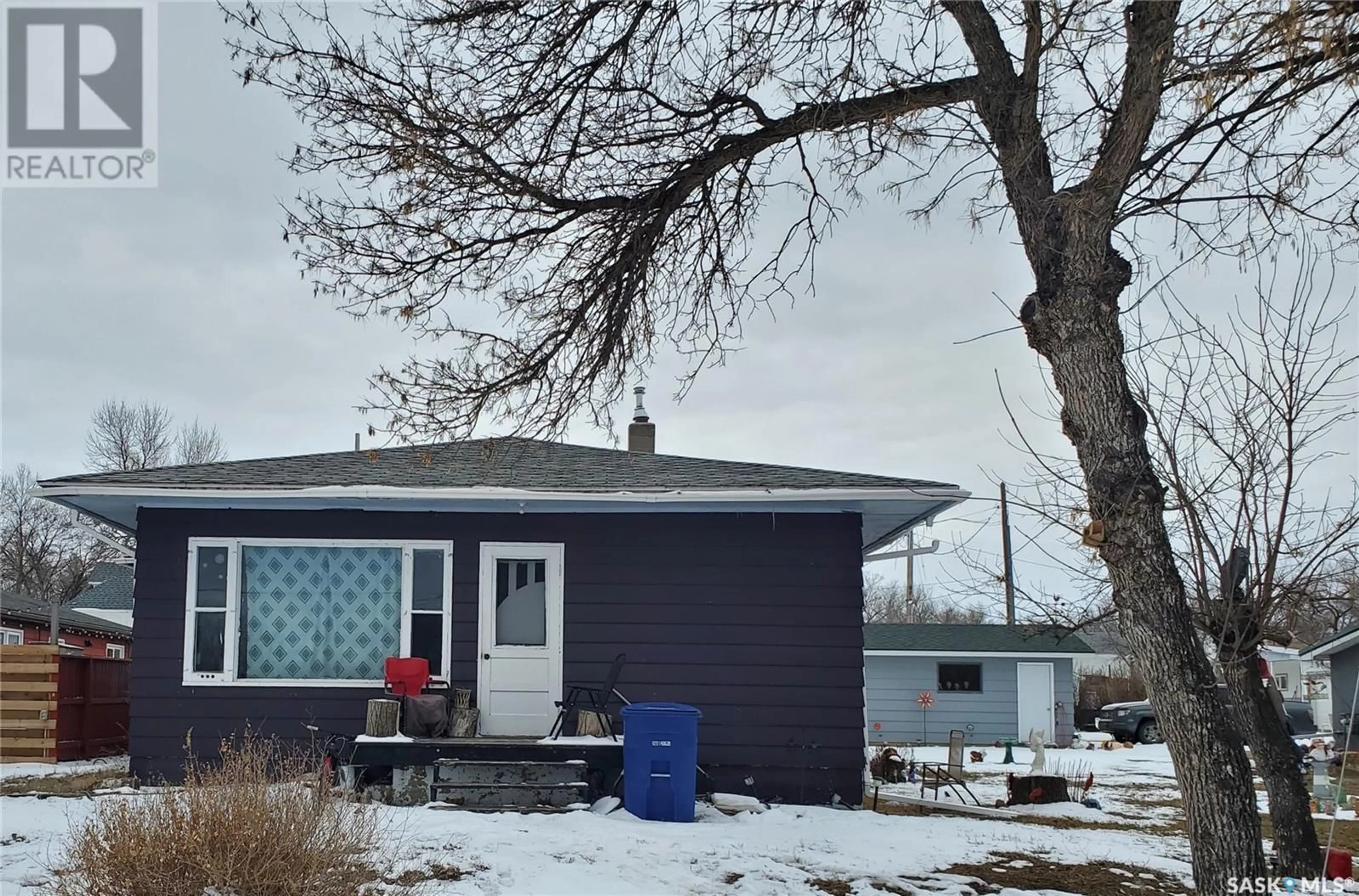 Frontside or backside of a home for 321 Railway AVENUE E, Ponteix Saskatchewan S0N1Z0