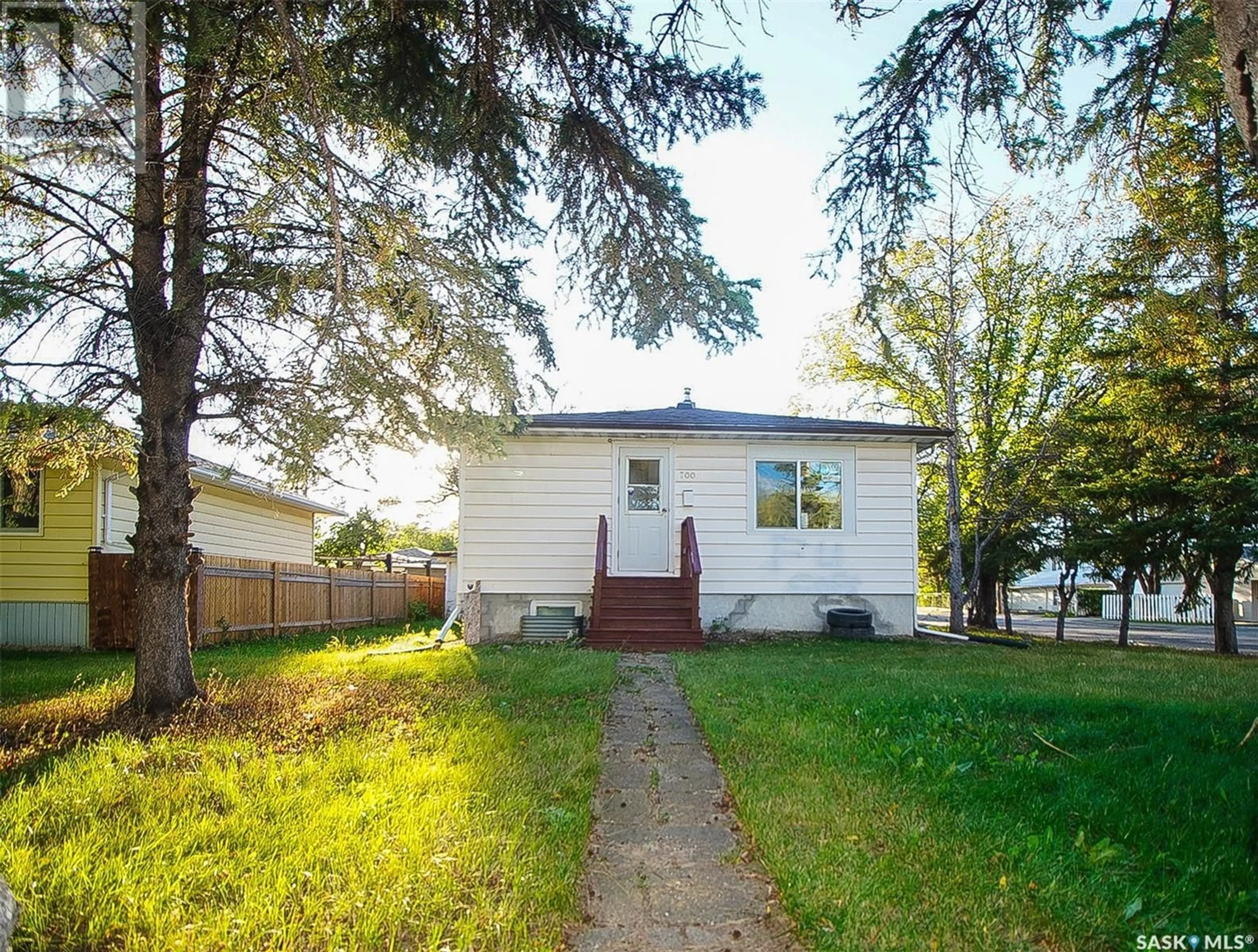 Frontside or backside of a home for 700 Montague STREET, Regina Saskatchewan S4T3G9