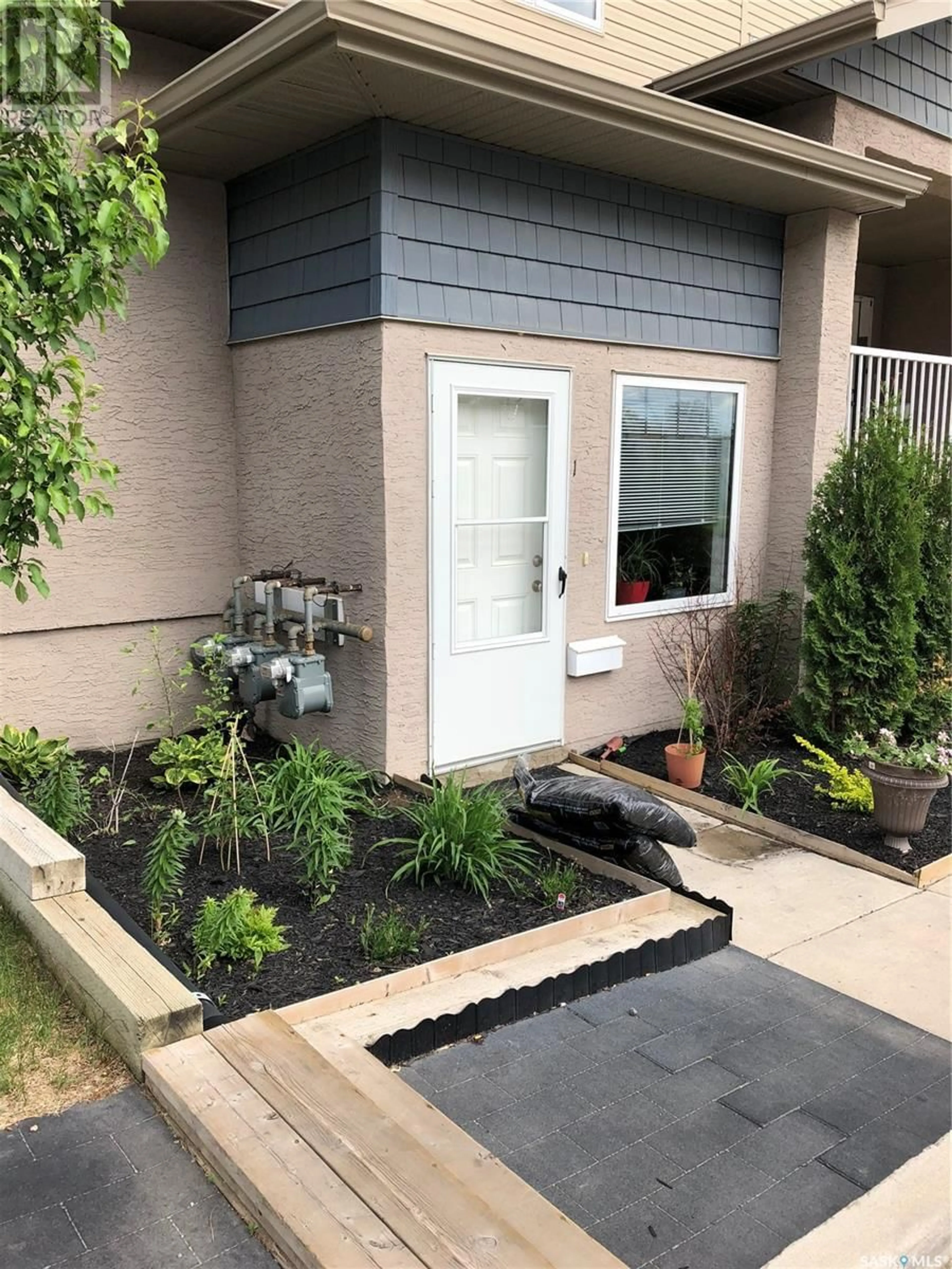 Indoor entryway for #1 1507 19th STREET W, Saskatoon Saskatchewan S7M3H1