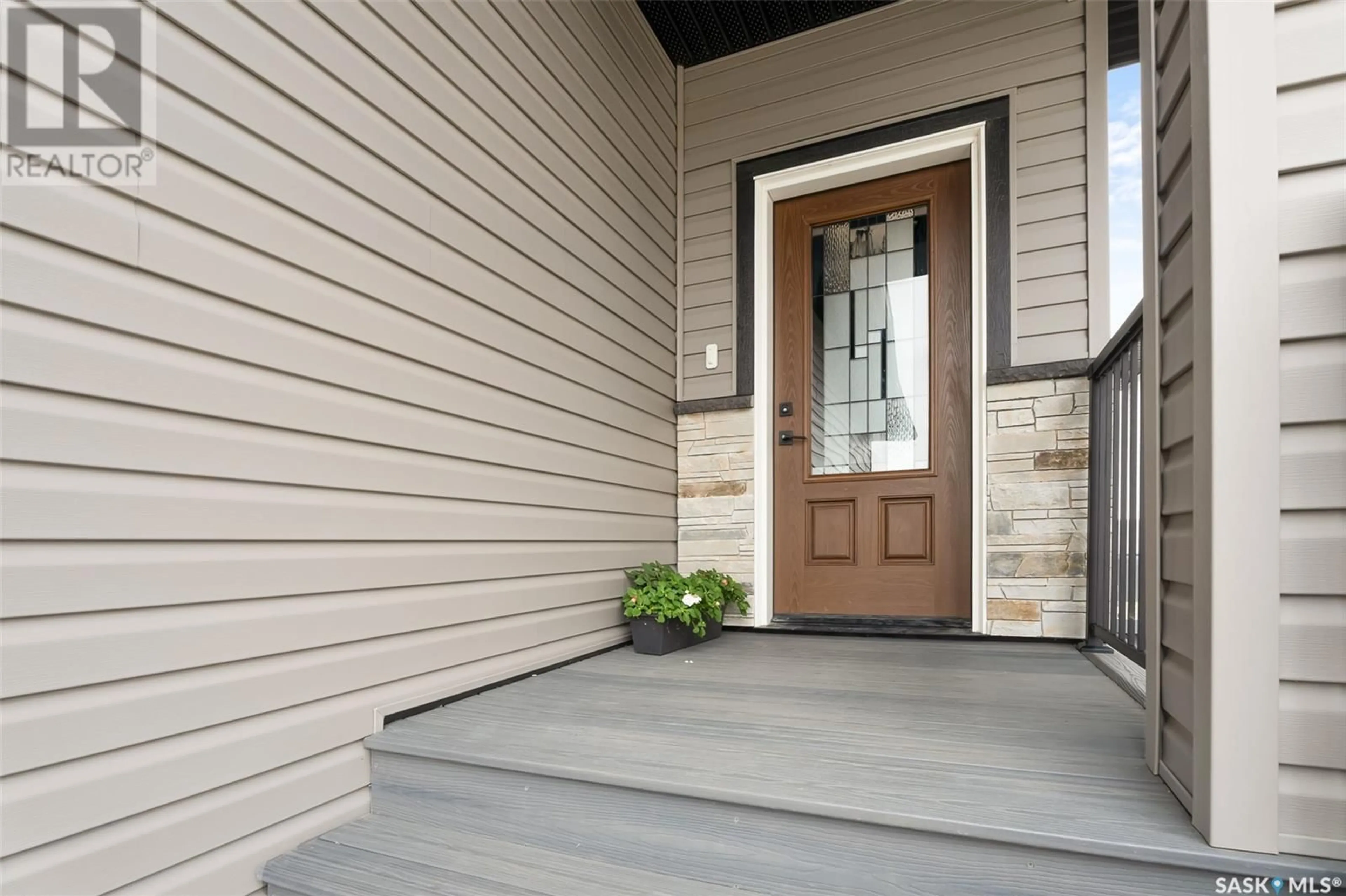 Indoor entryway for 38 Clunie COURT, Moose Jaw Saskatchewan S6J0E3