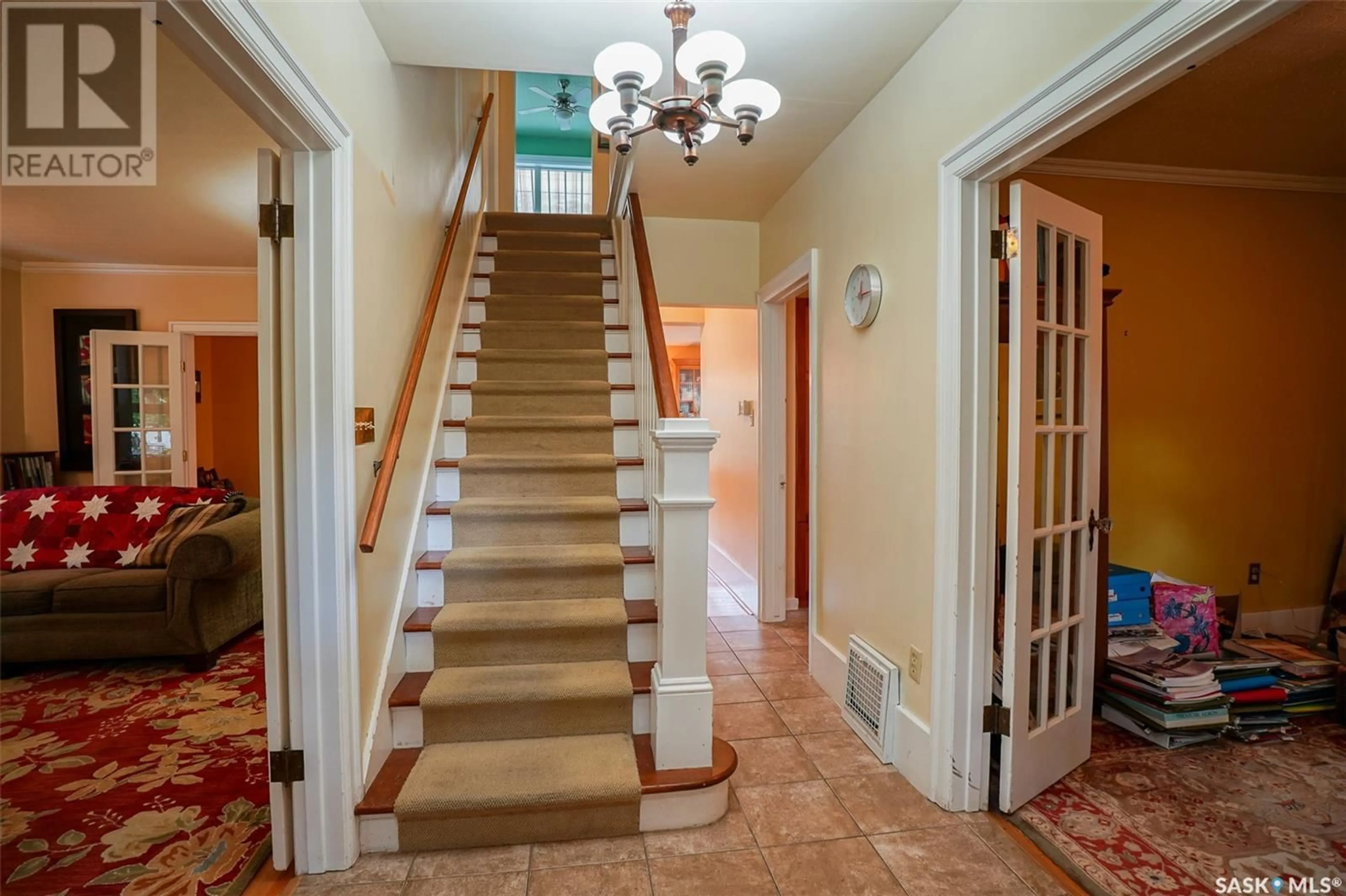 Indoor foyer, wood floors for 719 9th AVENUE N, Saskatoon Saskatchewan S7K2Y8