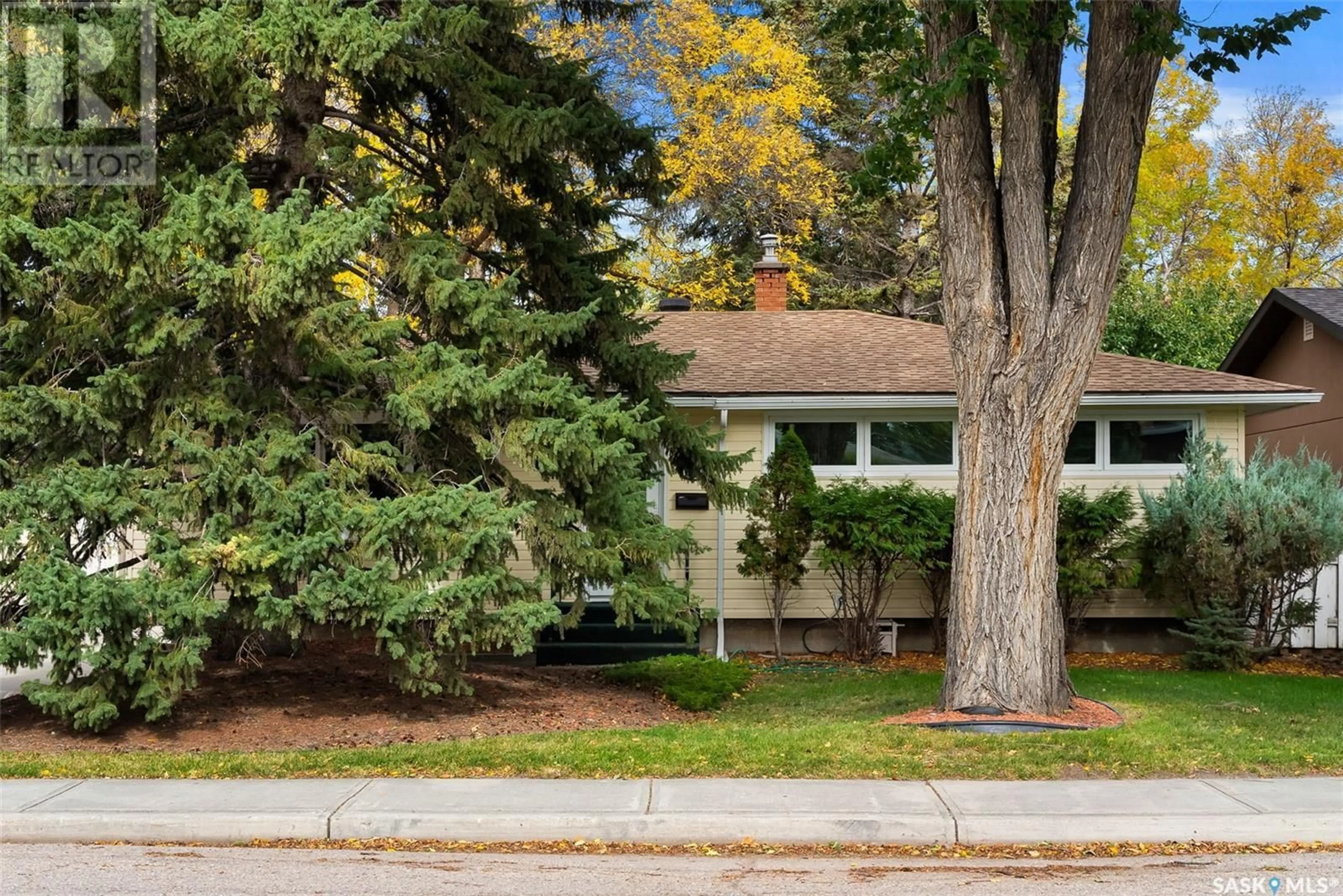 Frontside or backside of a home for 108 20th AVENUE E, Regina Saskatchewan S4N1J4