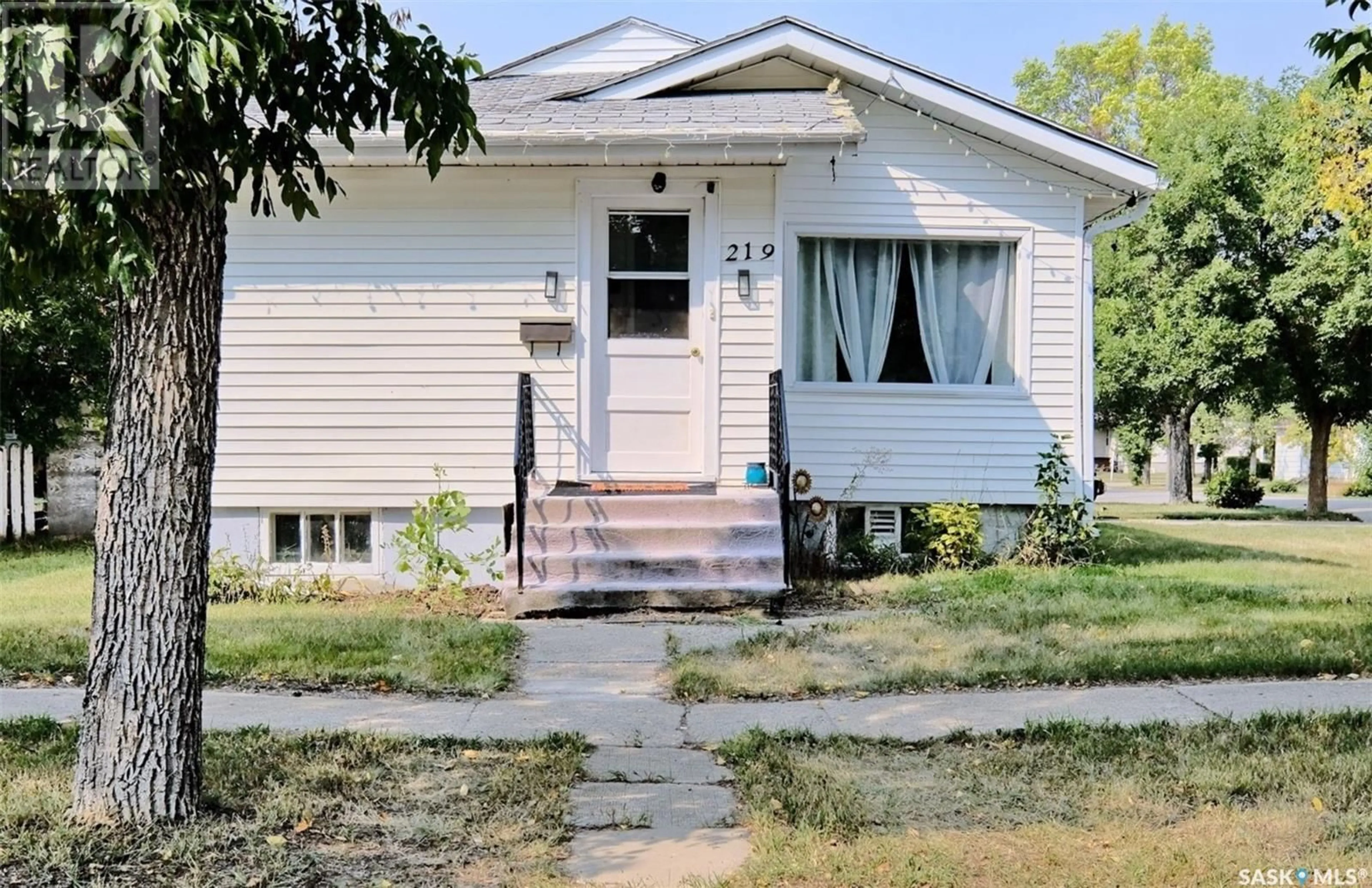 Outside view for 219 2nd AVENUE E, Rosetown Saskatchewan S0L2V0