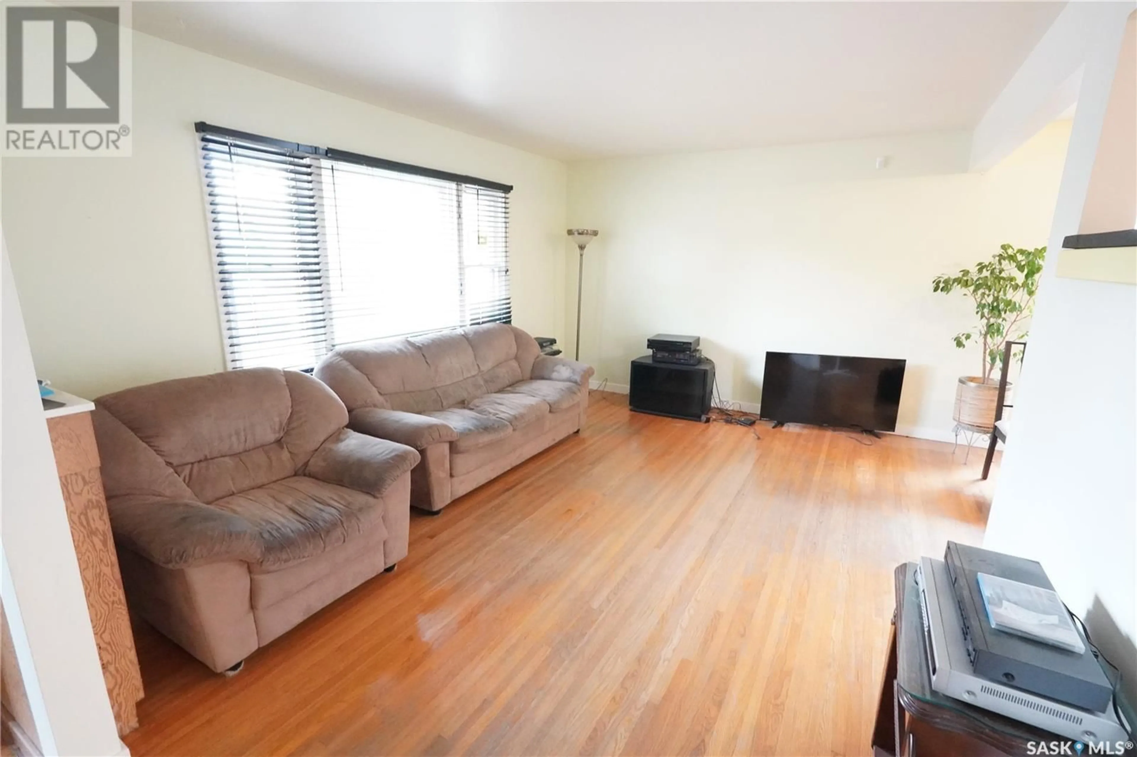 Living room for 2512 Wascana STREET, Regina Saskatchewan S4S0L6