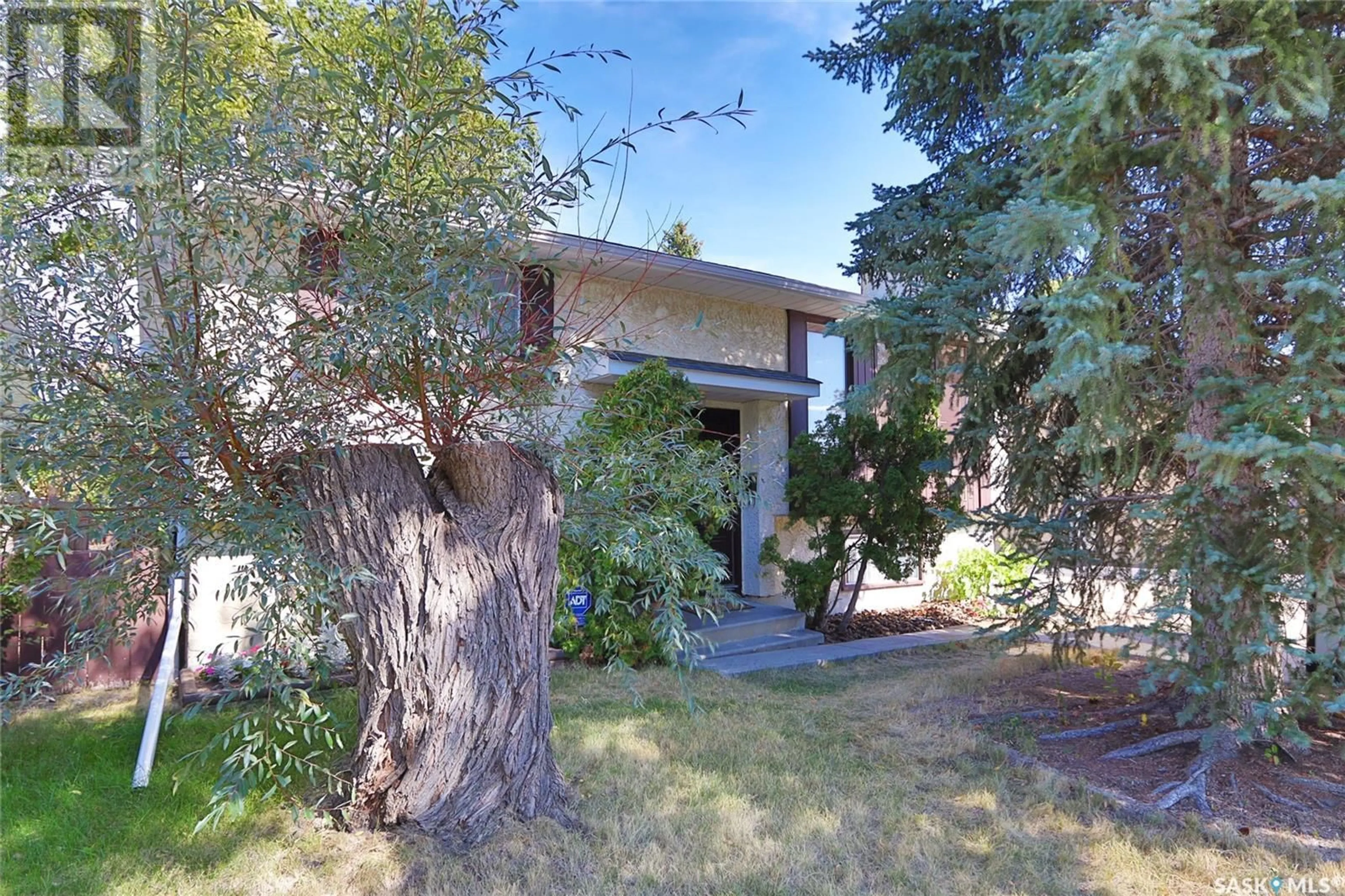 Outside view for 111 MACKENZIE CRESCENT, Regina Saskatchewan S4N5G4