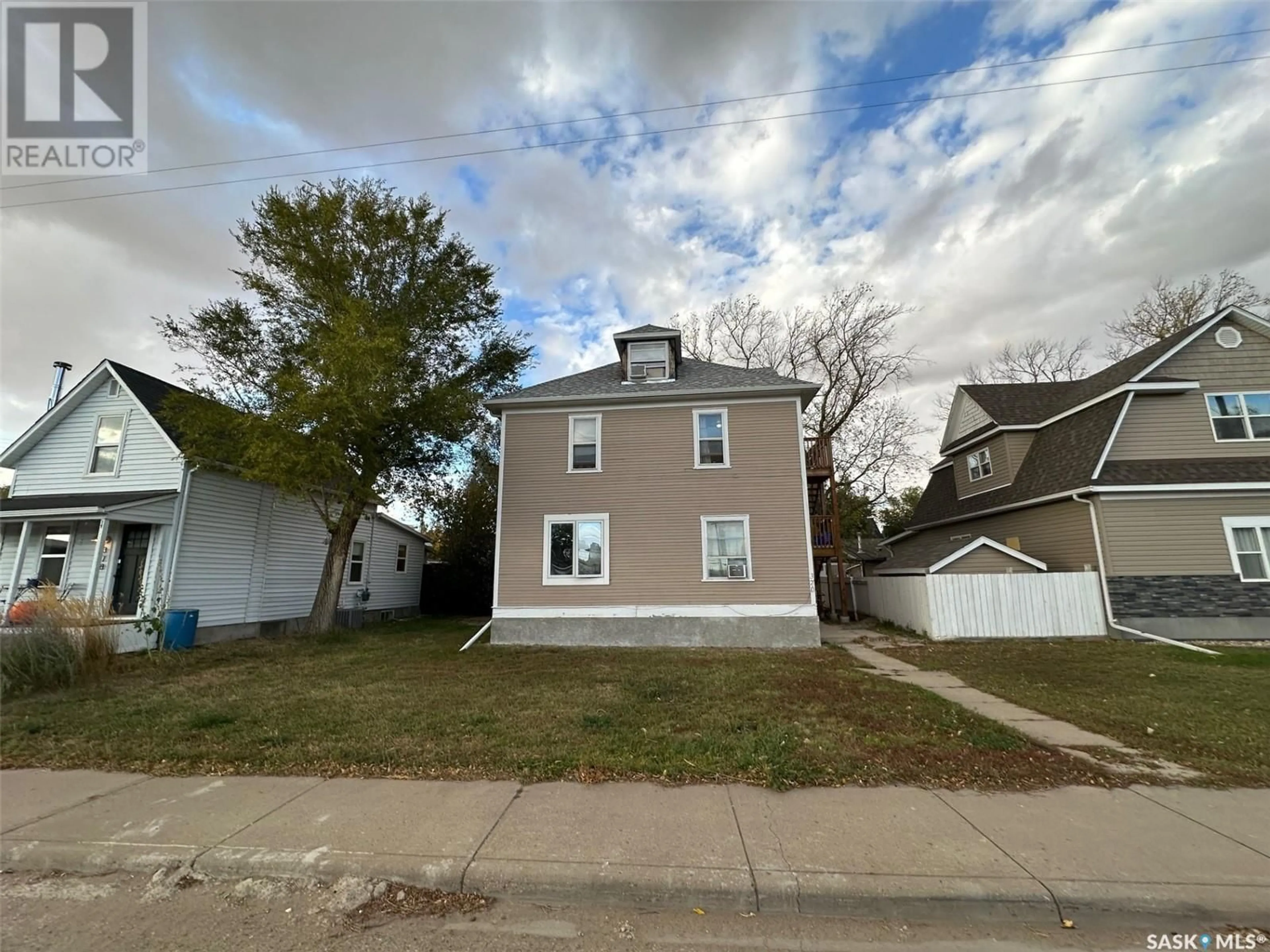 Frontside or backside of a home, the street view for 370 Fairford STREET W, Moose Jaw Saskatchewan S6H1V9