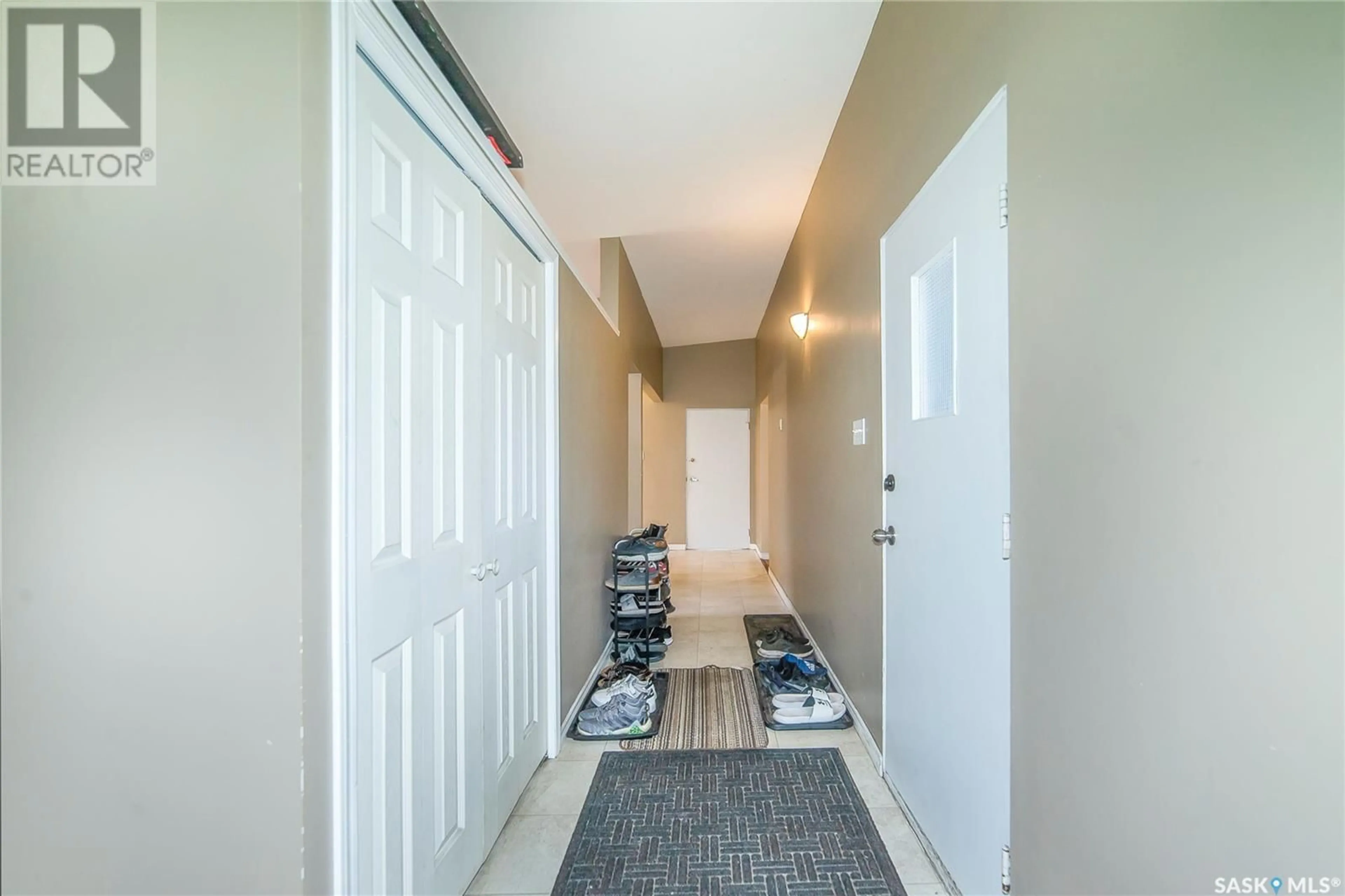 Indoor entryway for 2301 Clarence AVENUE S, Saskatoon Saskatchewan S7J1L8