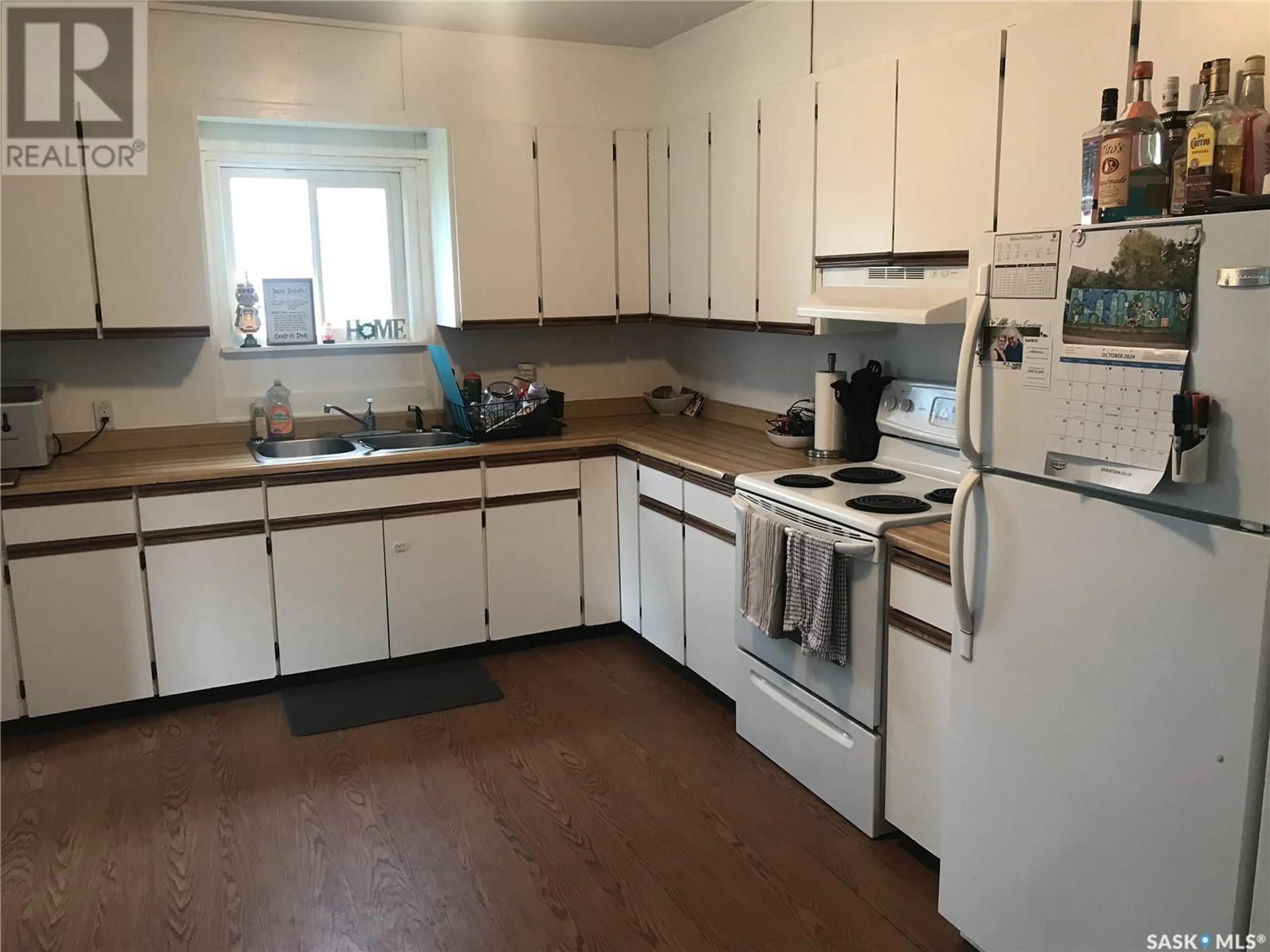 Standard kitchen, wood floors, cottage for 1023 J AVENUE N, Saskatoon Saskatchewan S7L2L3