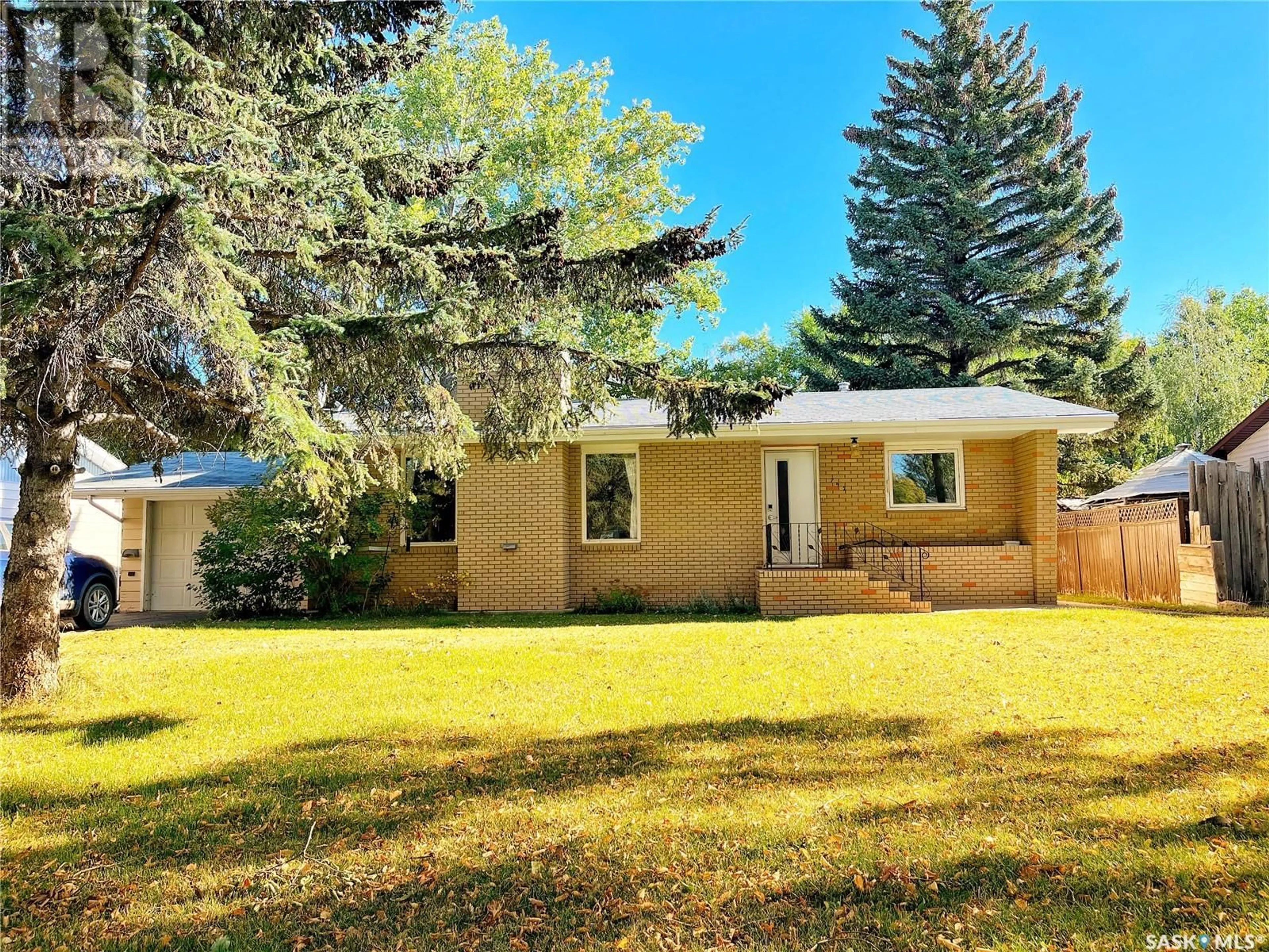 Home with vinyl exterior material, street for 792 3RD STREET, Shaunavon Saskatchewan S0N0C4
