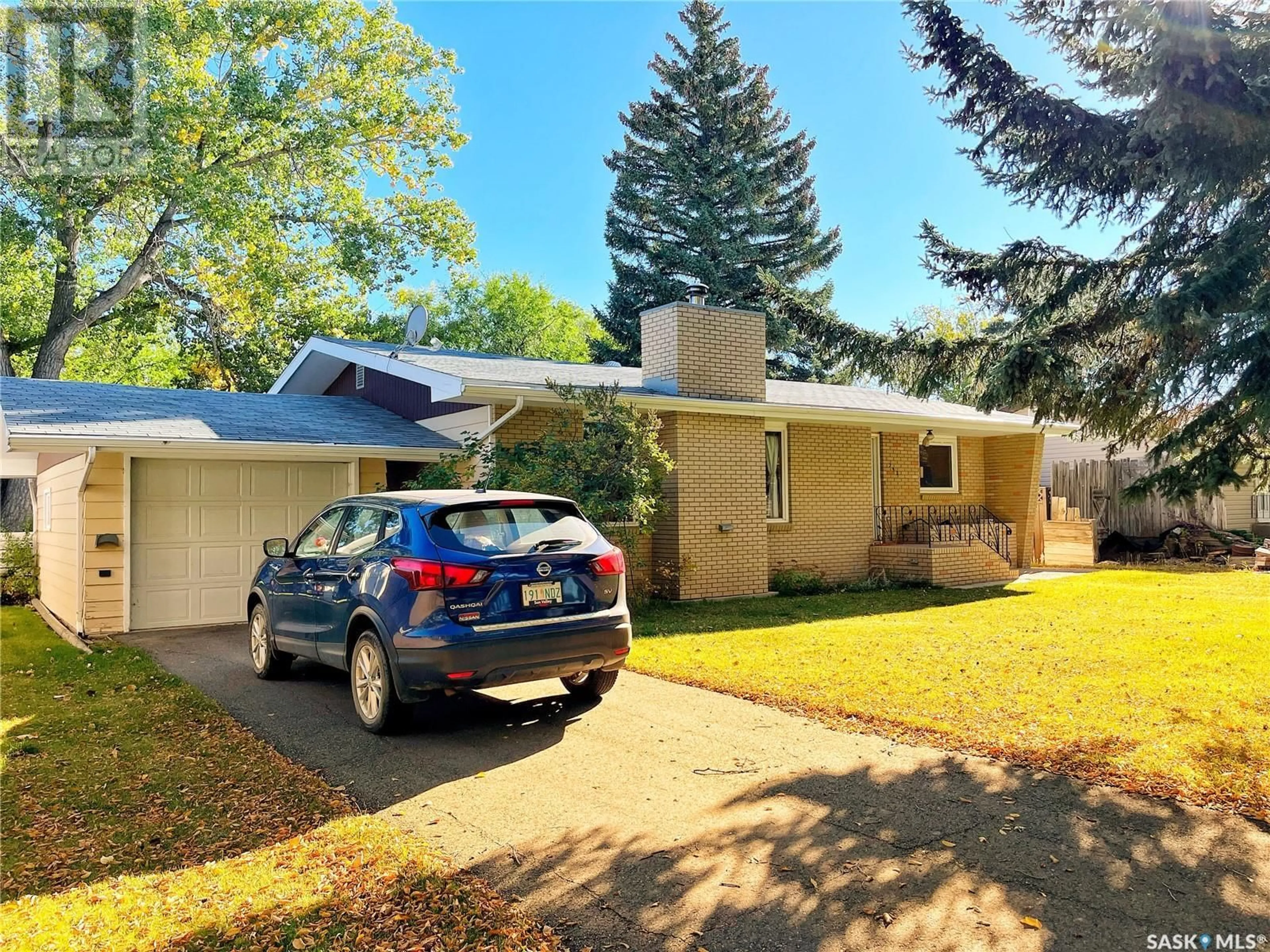 Home with vinyl exterior material, street for 792 3RD STREET, Shaunavon Saskatchewan S0N0C4