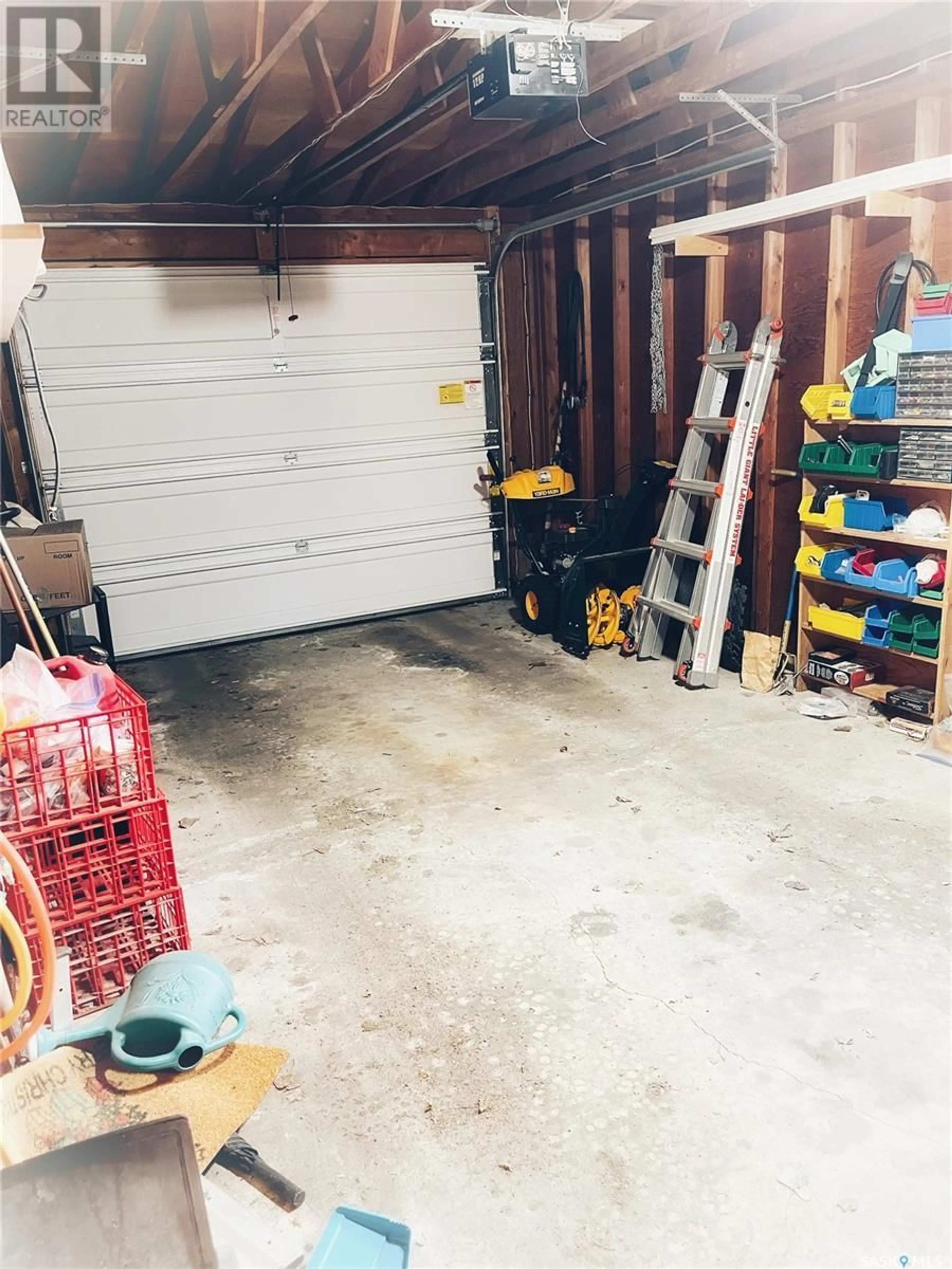 Indoor garage for 792 3RD STREET, Shaunavon Saskatchewan S0N0C4