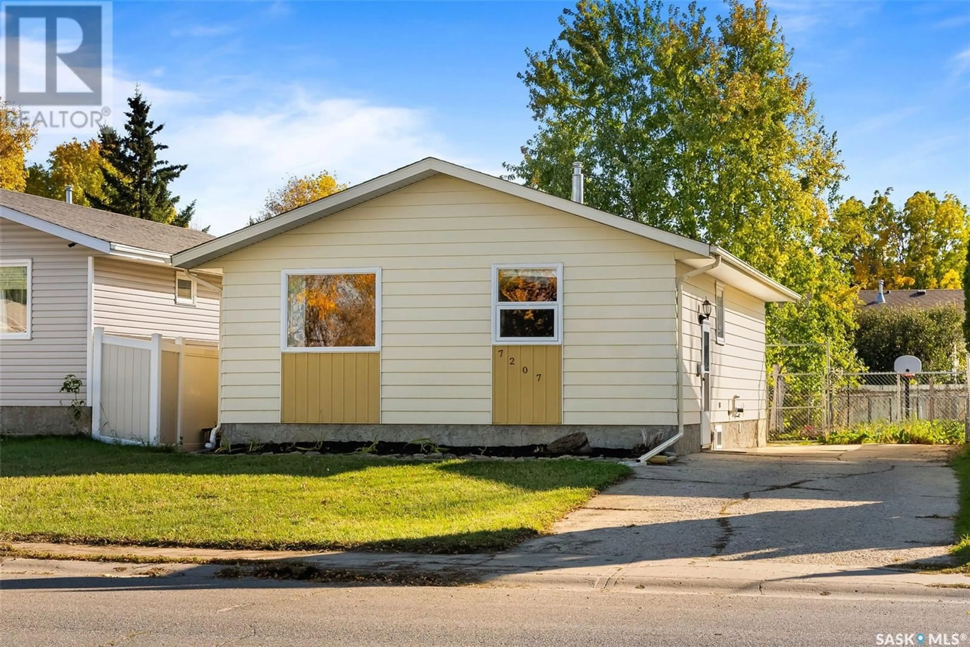 Home with vinyl exterior material for 7207 1st AVENUE N, Regina Saskatchewan S4X1J3