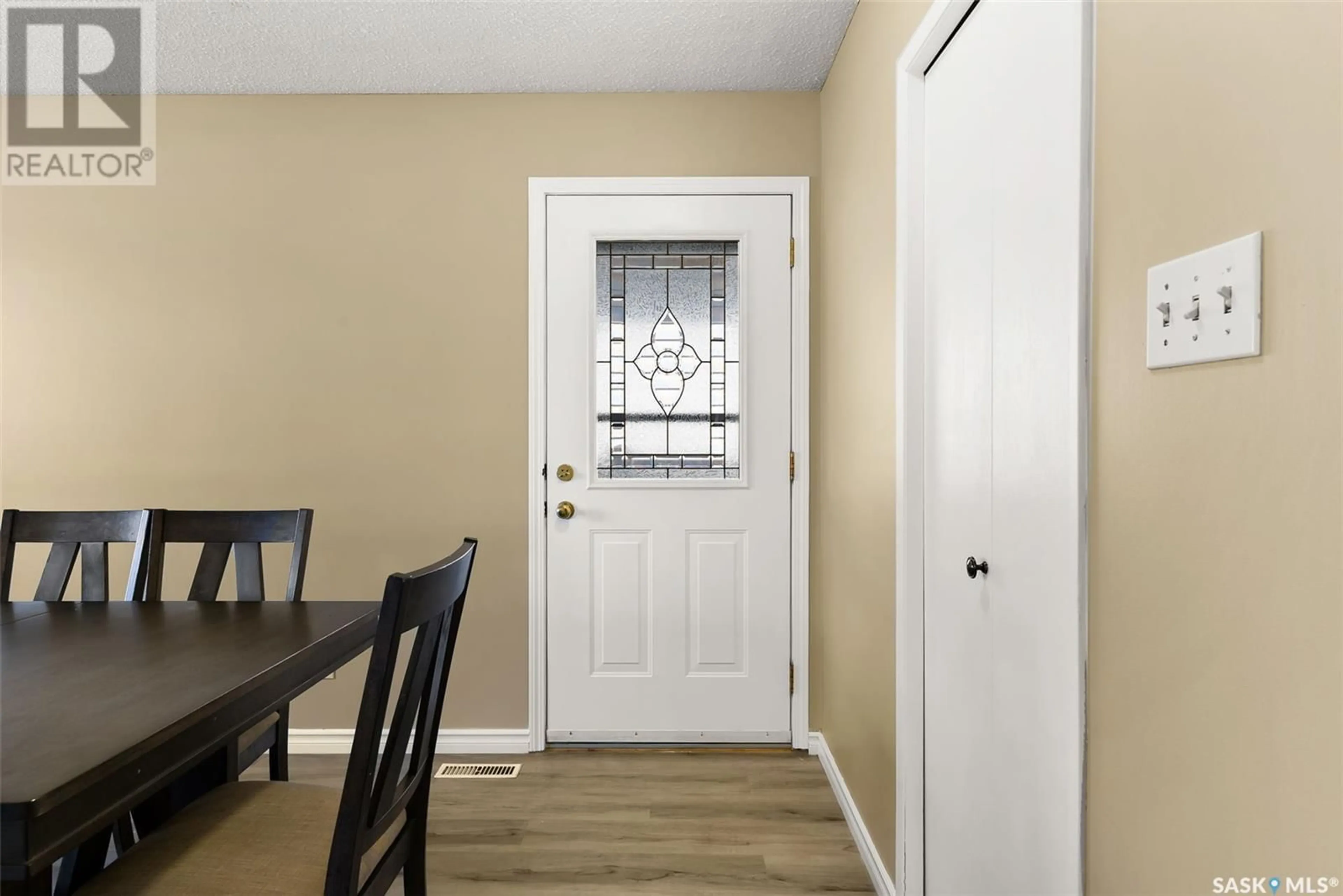 Indoor entryway for 7207 1st AVENUE N, Regina Saskatchewan S4X1J3