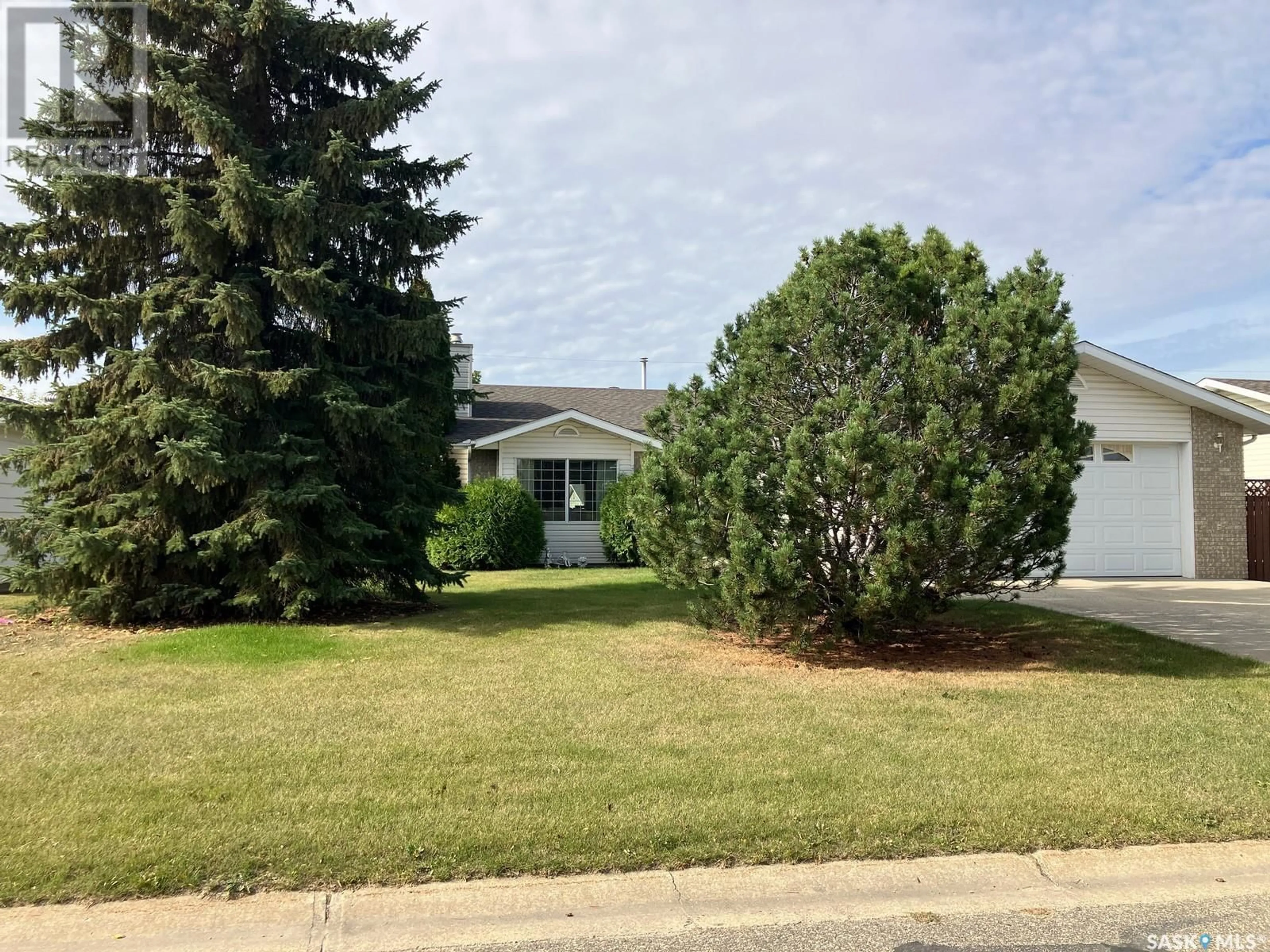 Frontside or backside of a home for 324 5th STREET N, Nipawin Saskatchewan S0E1E0