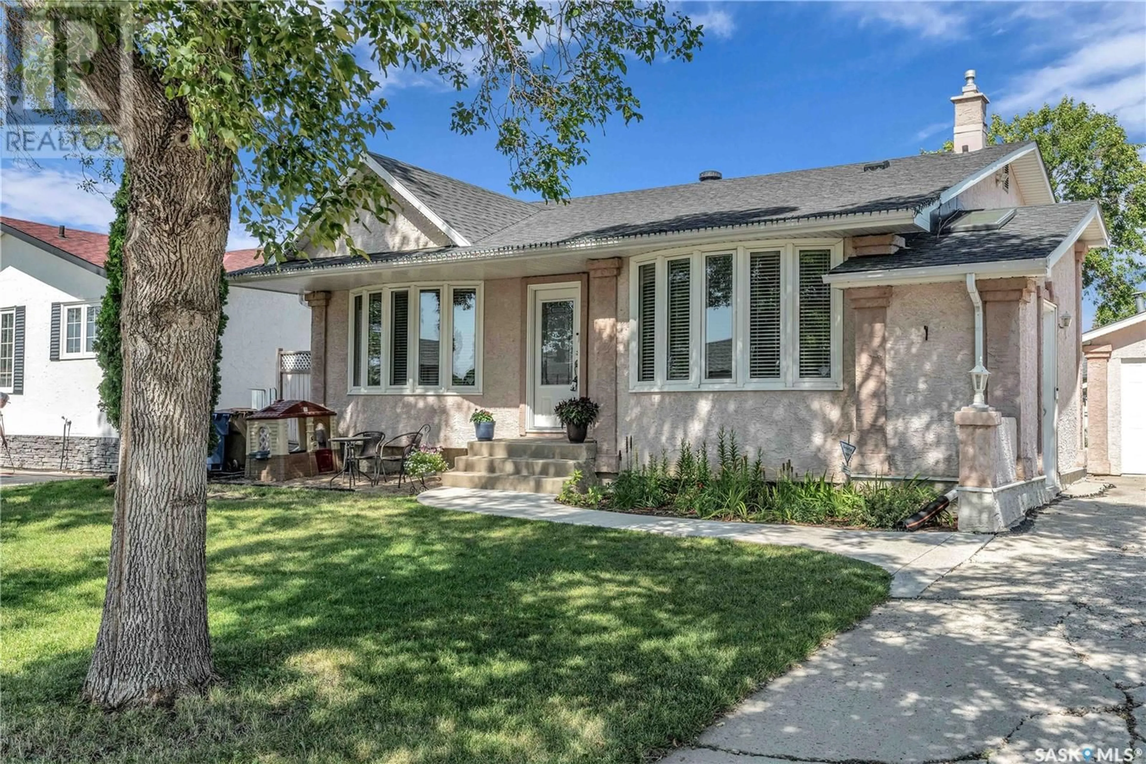 Frontside or backside of a home, the street view for 54 Fuhrmann CRESCENT, Regina Saskatchewan S4R5S5