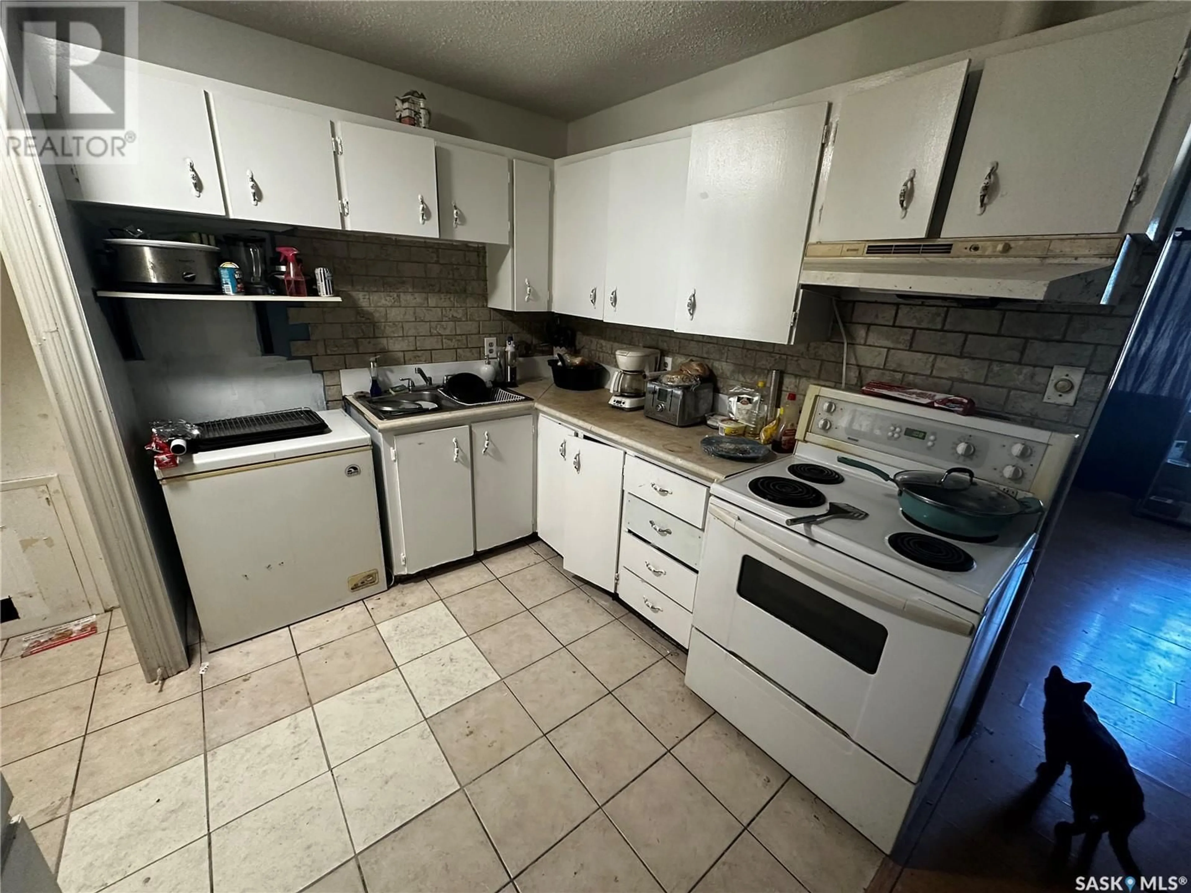 Kitchen, unknown floor, cottage for 225 Mowat CRESCENT, Saskatoon Saskatchewan S7L4X1