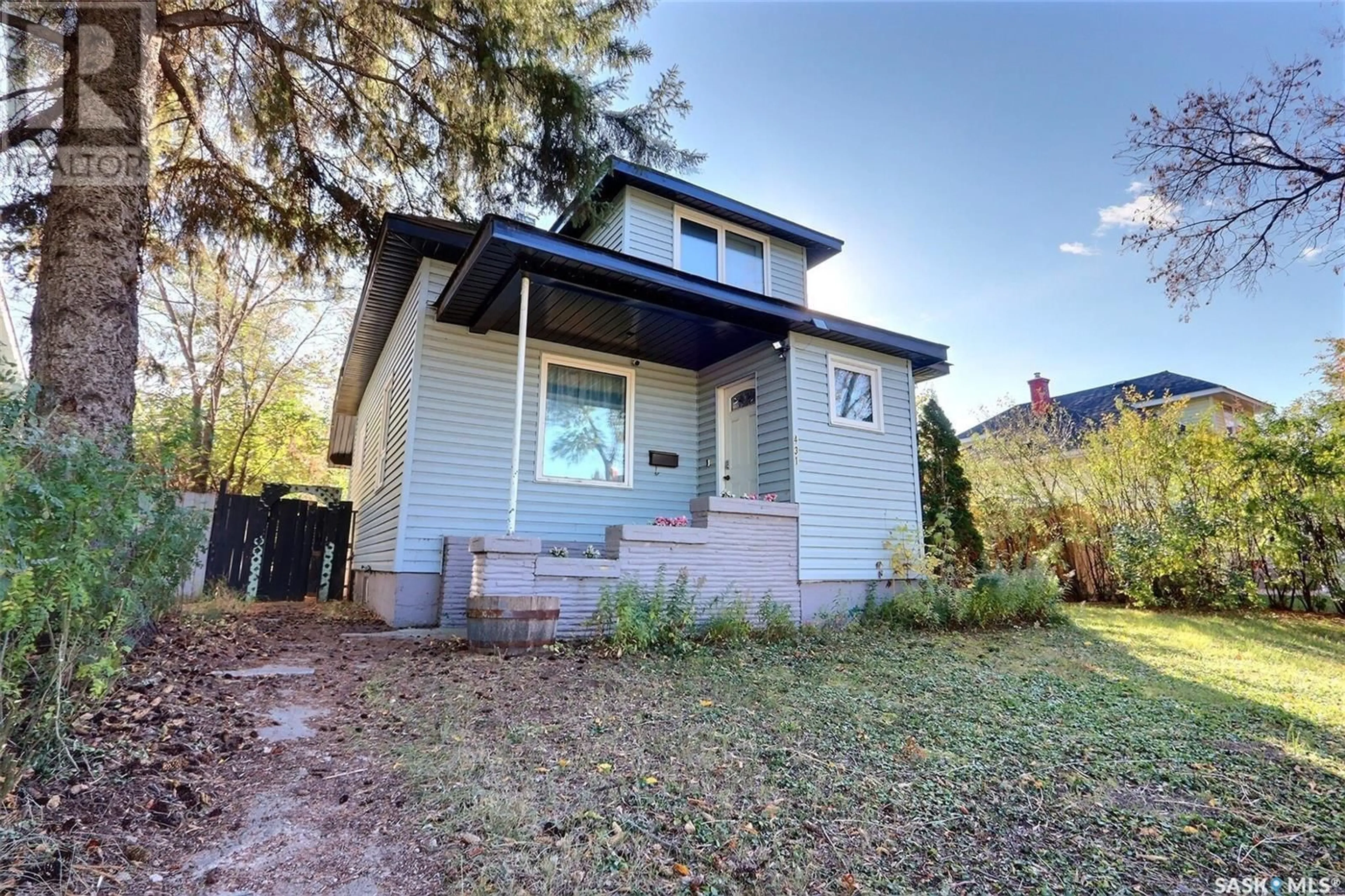 Home with vinyl exterior material, street for E - 431 9TH STREET, Prince Albert Saskatchewan S6V0Y1