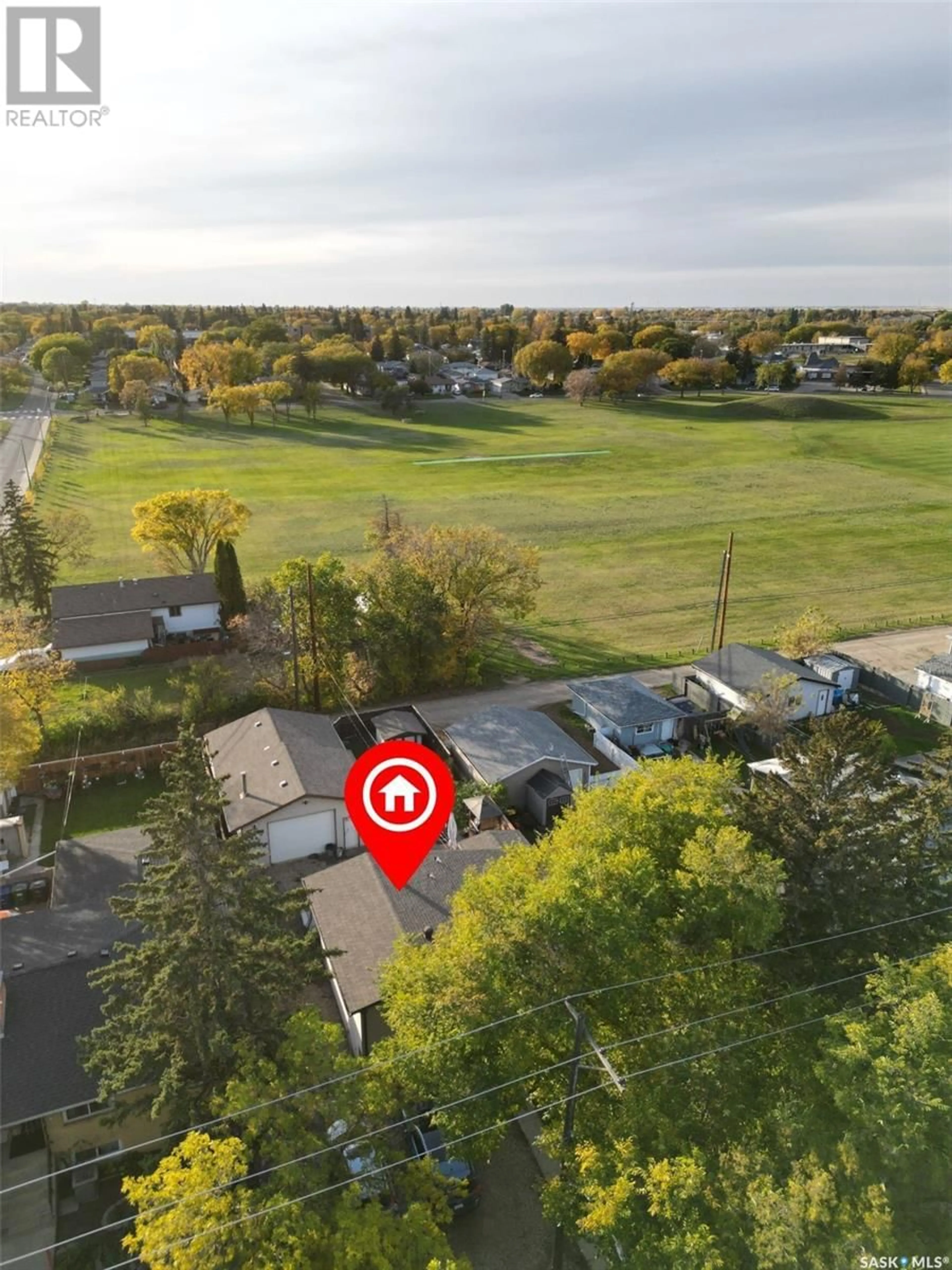 A pic from exterior of the house or condo, the street view for 811 L AVENUE N, Saskatoon Saskatchewan S7L2R3