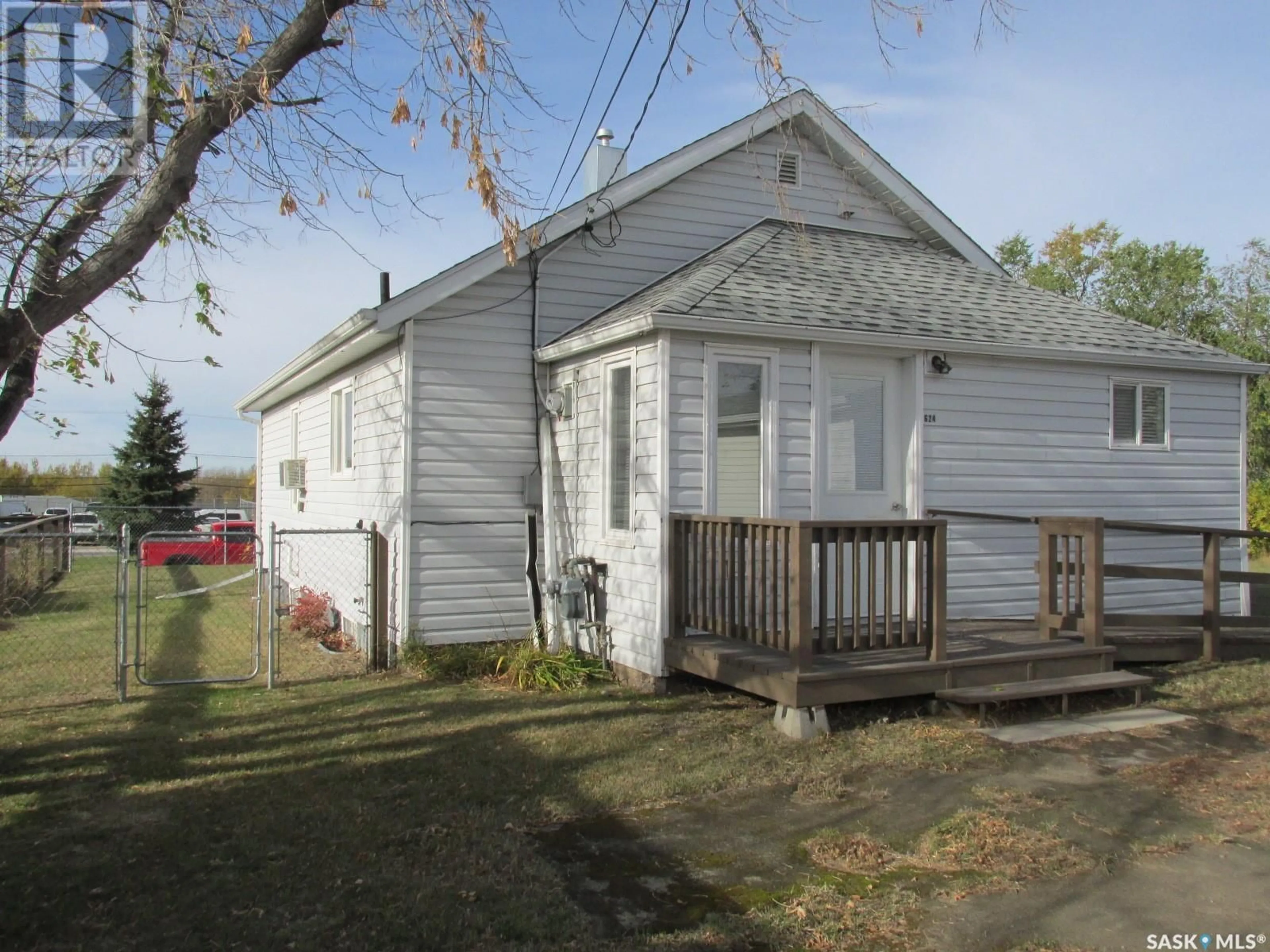 Frontside or backside of a home, cottage for 624 1st AVENUE W, Nipawin Saskatchewan S0E1E0