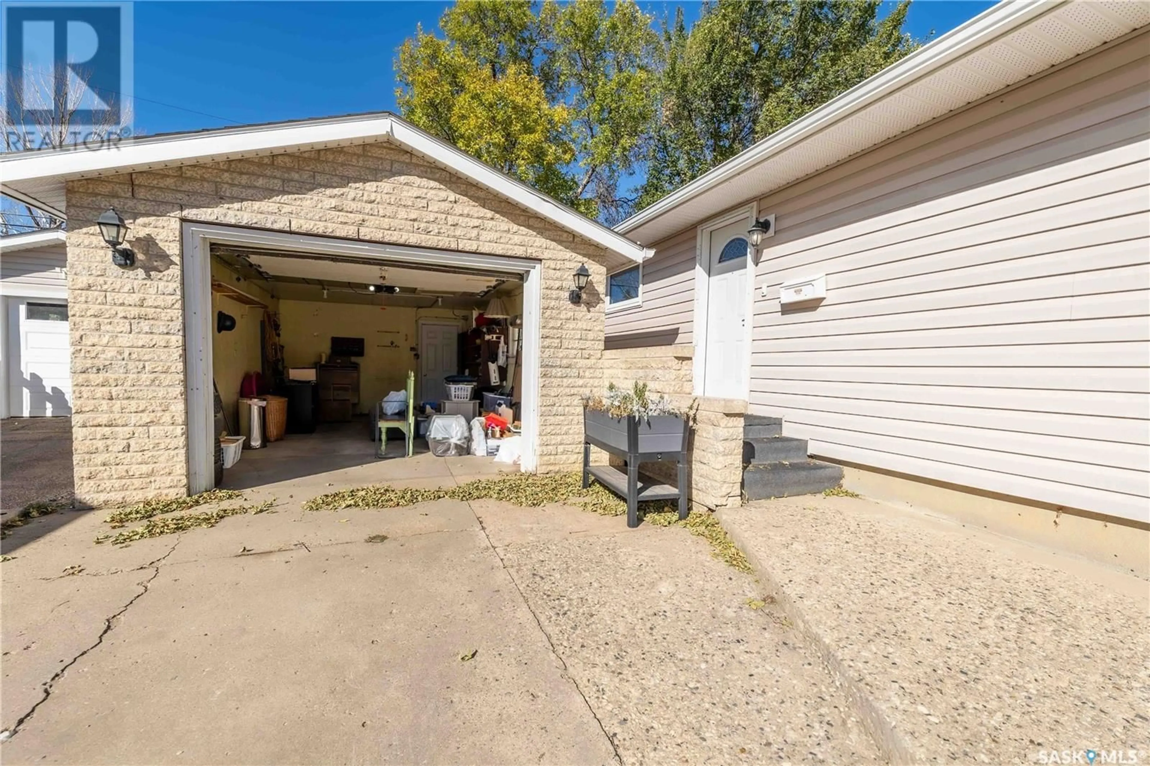 Indoor garage, cement floor for 1418 Grace STREET, Moose Jaw Saskatchewan S6H3C9