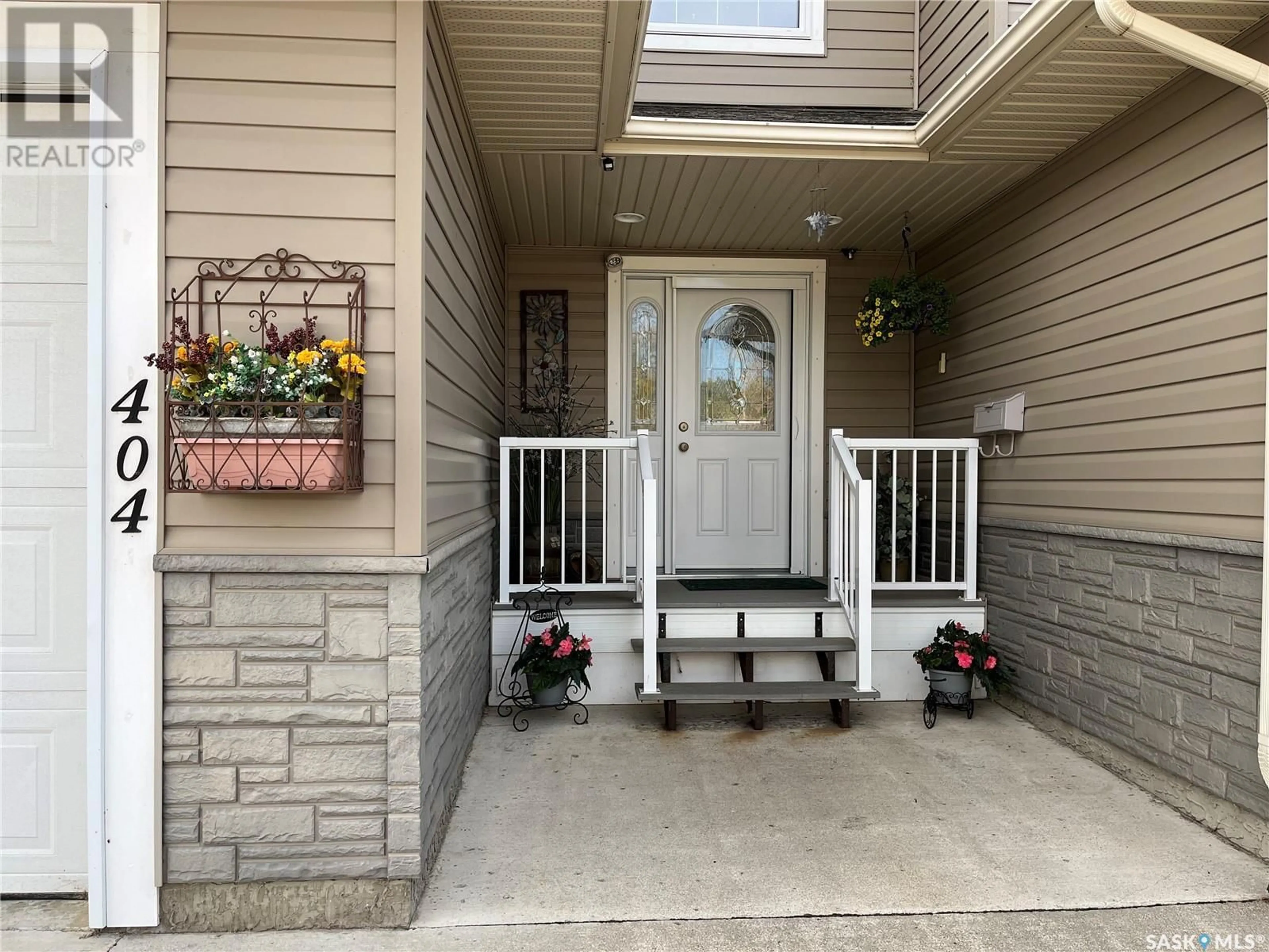 Indoor entryway, wood floors for 404 6th AVENUE, Humboldt Saskatchewan S0K2A0