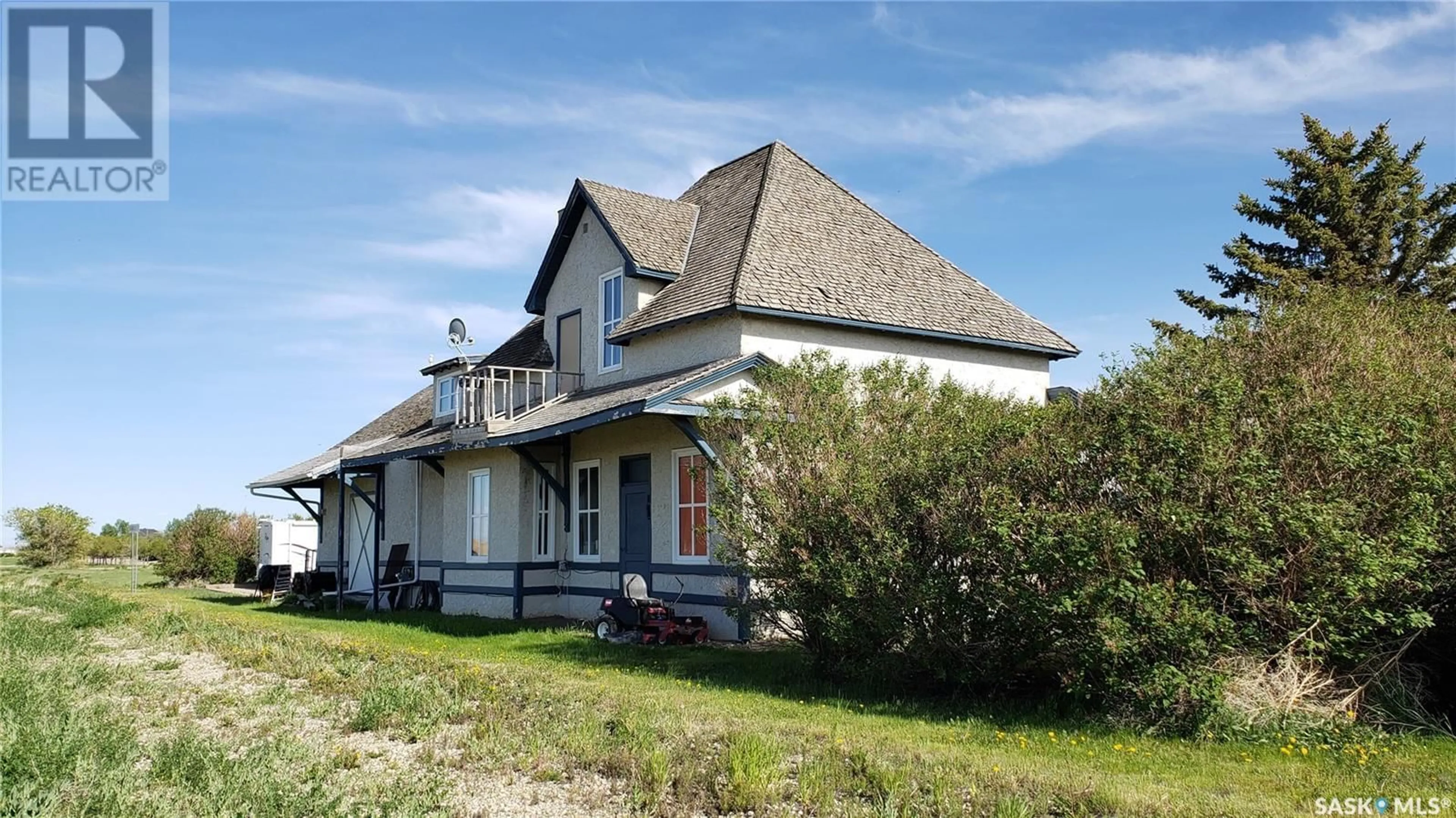 A pic from outside/outdoor area/front of a property/back of a property/a pic from drone, building for 700 MAIN STREET, Gravelbourg Saskatchewan S0H1X0