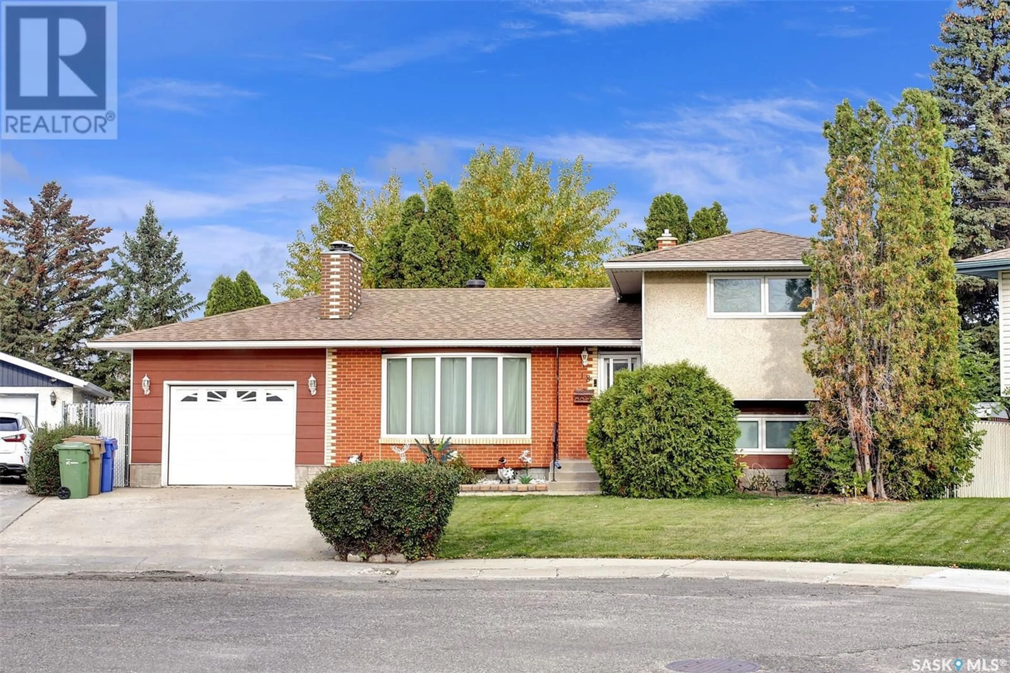 Frontside or backside of a home, the street view for 18 Lloyd BAY, Regina Saskatchewan S4R5T6