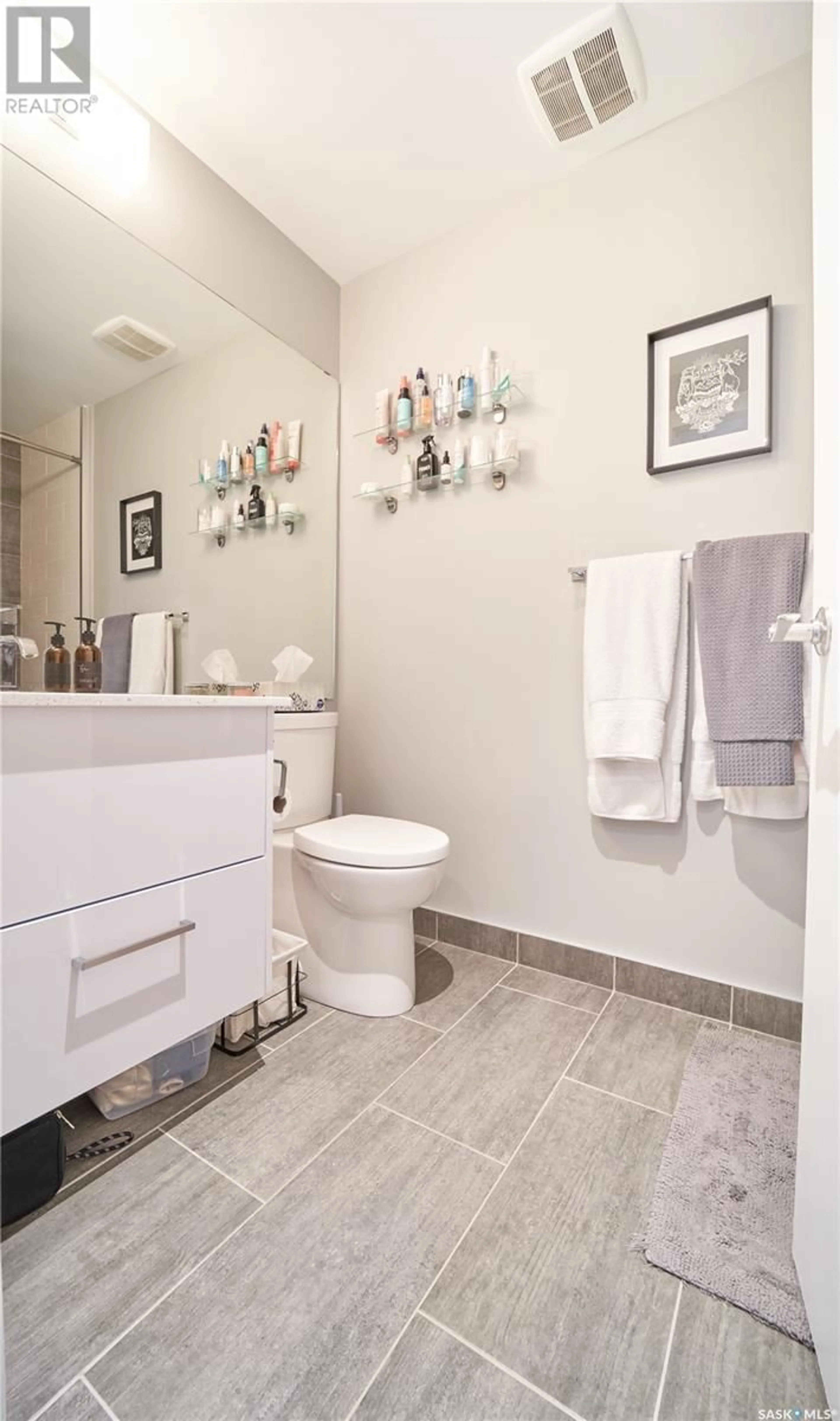 Contemporary bathroom, ceramic floors for 218 404 C AVENUE S, Saskatoon Saskatchewan S7M5M9