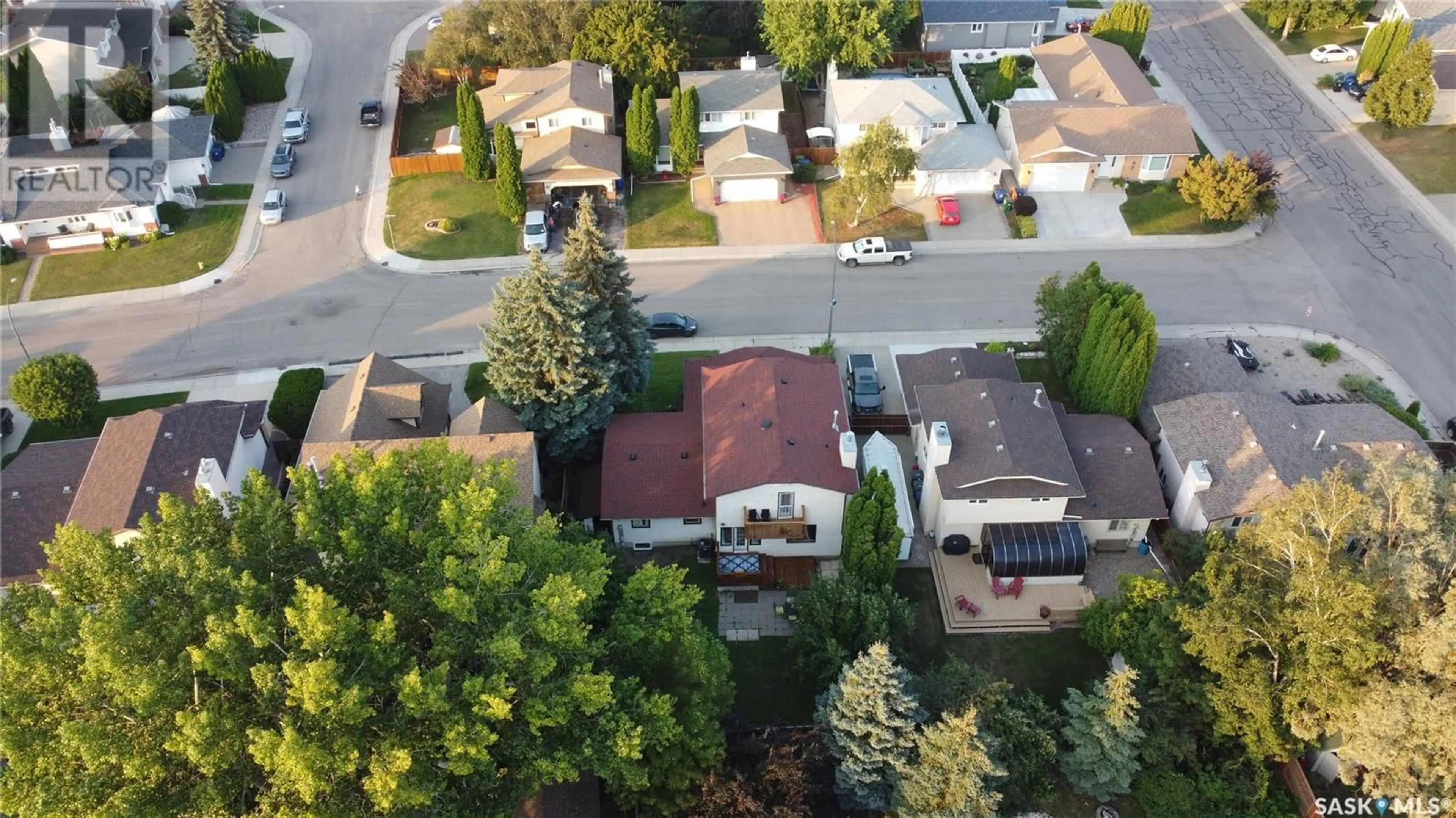 A pic from exterior of the house or condo, the street view for 906 Nesslin CRESCENT, Saskatoon Saskatchewan S7J4V3