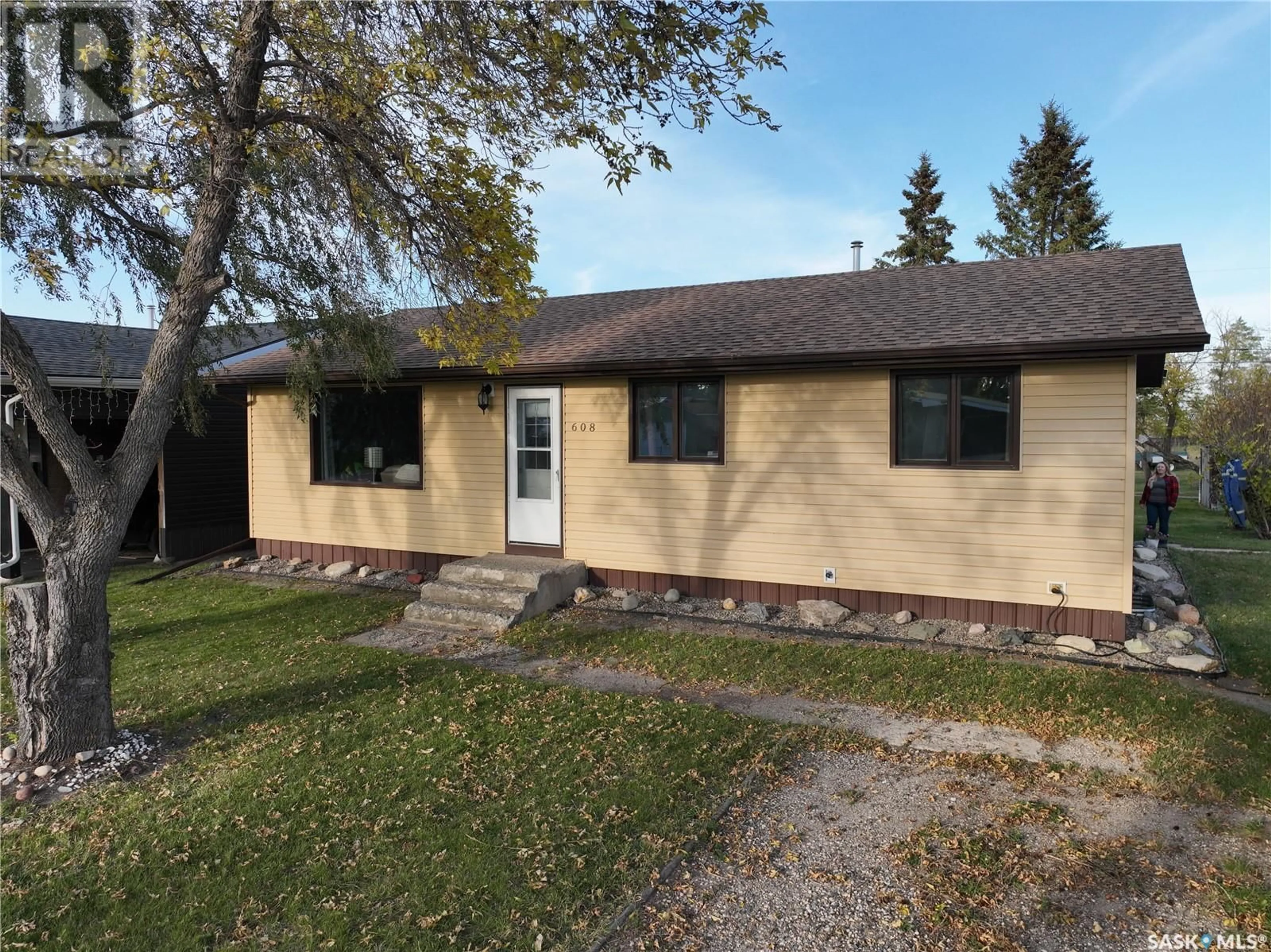 Frontside or backside of a home, cottage for 608 Jubilee DRIVE, Spy Hill Saskatchewan S0A3W0