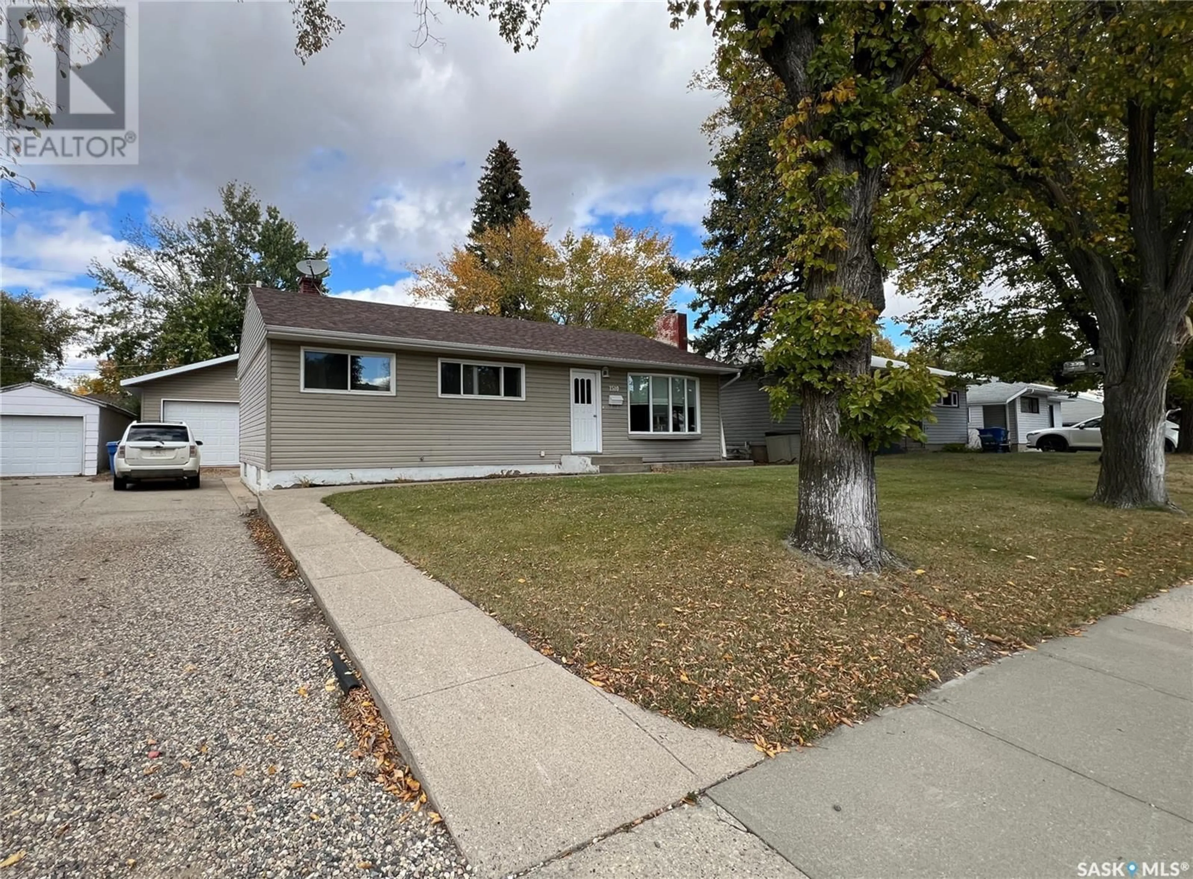 Frontside or backside of a home, the street view for 1510 Thorn CRESCENT, Estevan Saskatchewan S4A1V6