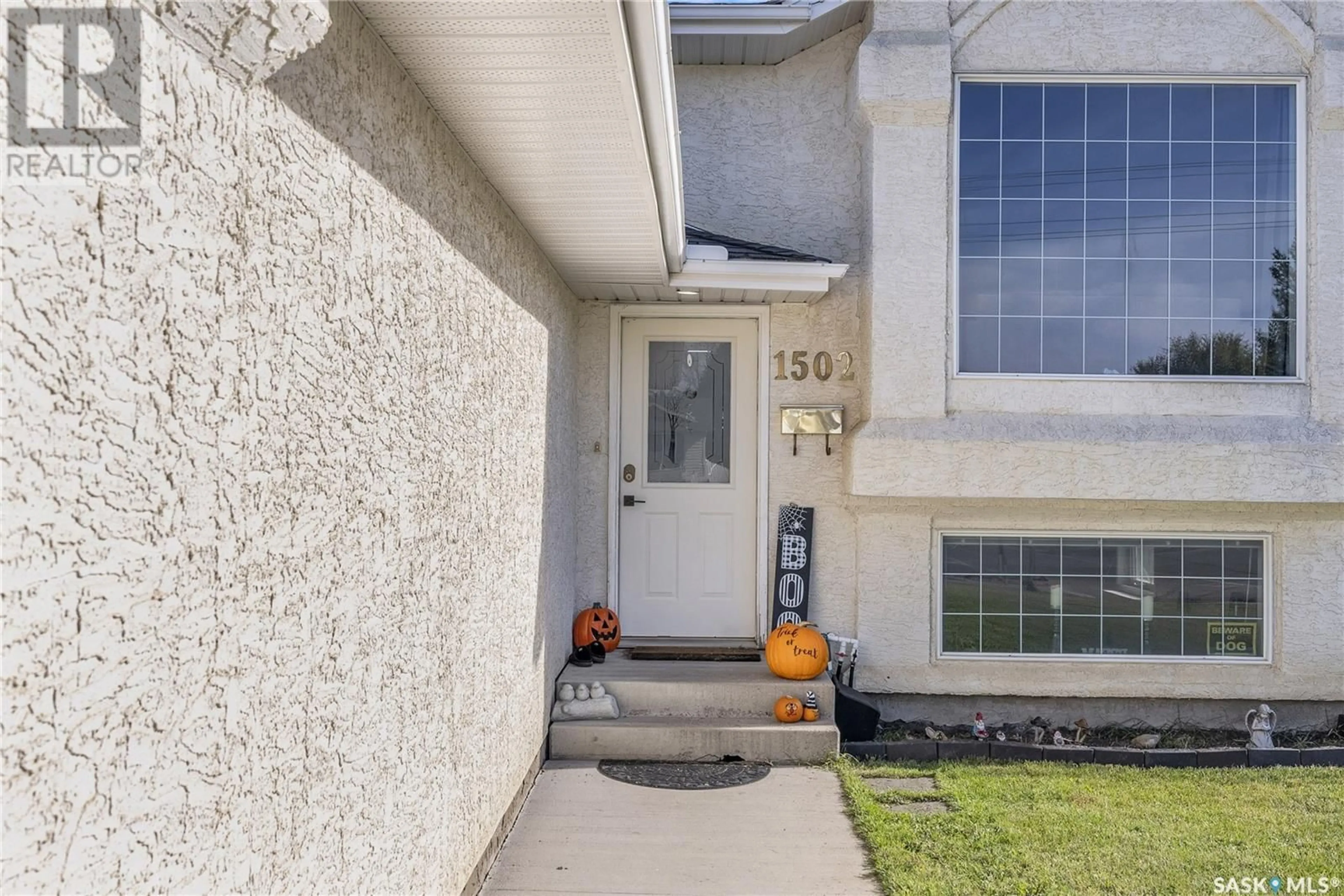 A pic from exterior of the house or condo, the street view for 1502 Junor AVENUE, Saskatoon Saskatchewan S7L7J4