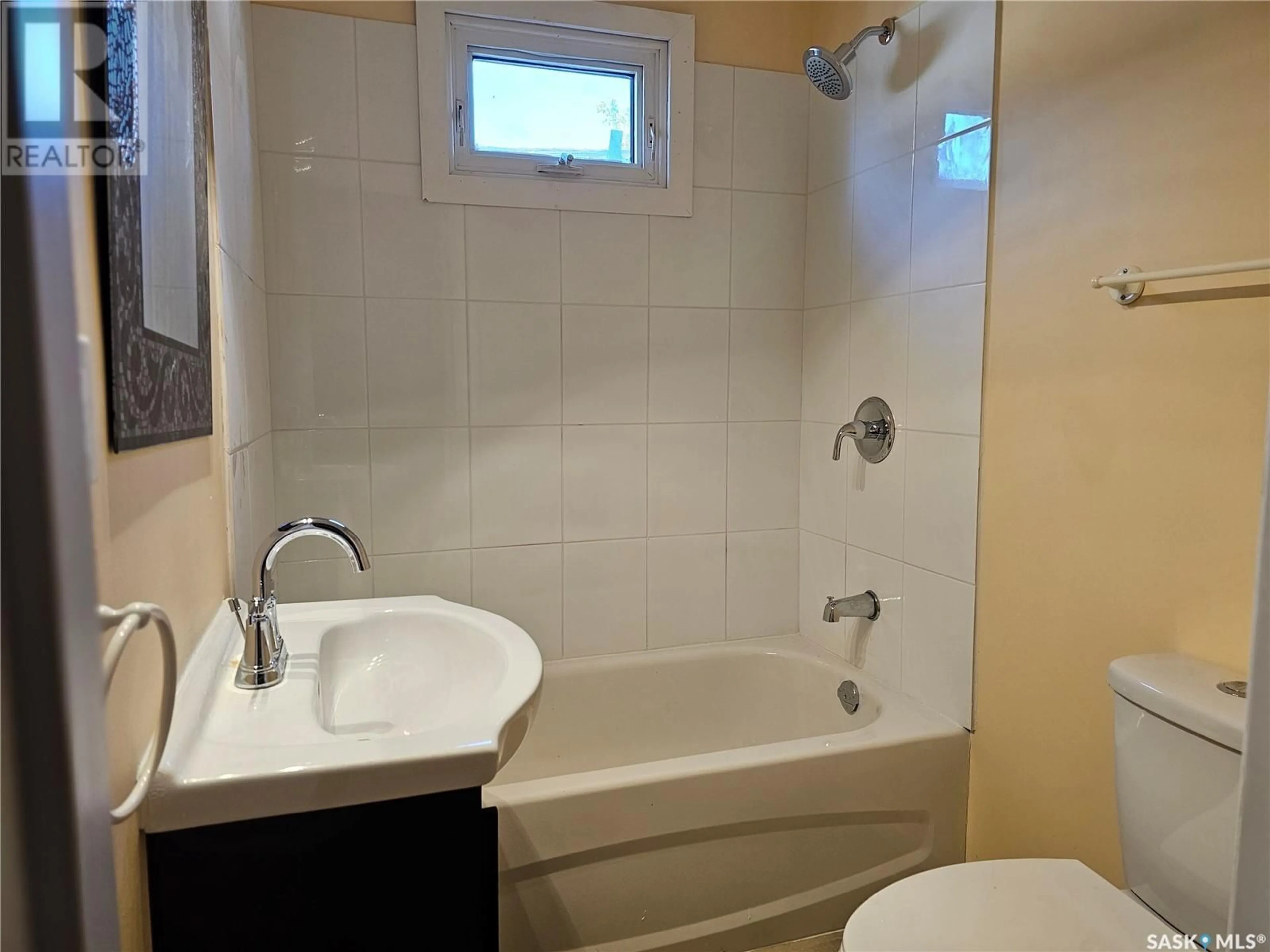 Standard bathroom, ceramic/tile floor for 760 Rae STREET, Regina Saskatchewan S4T2A9