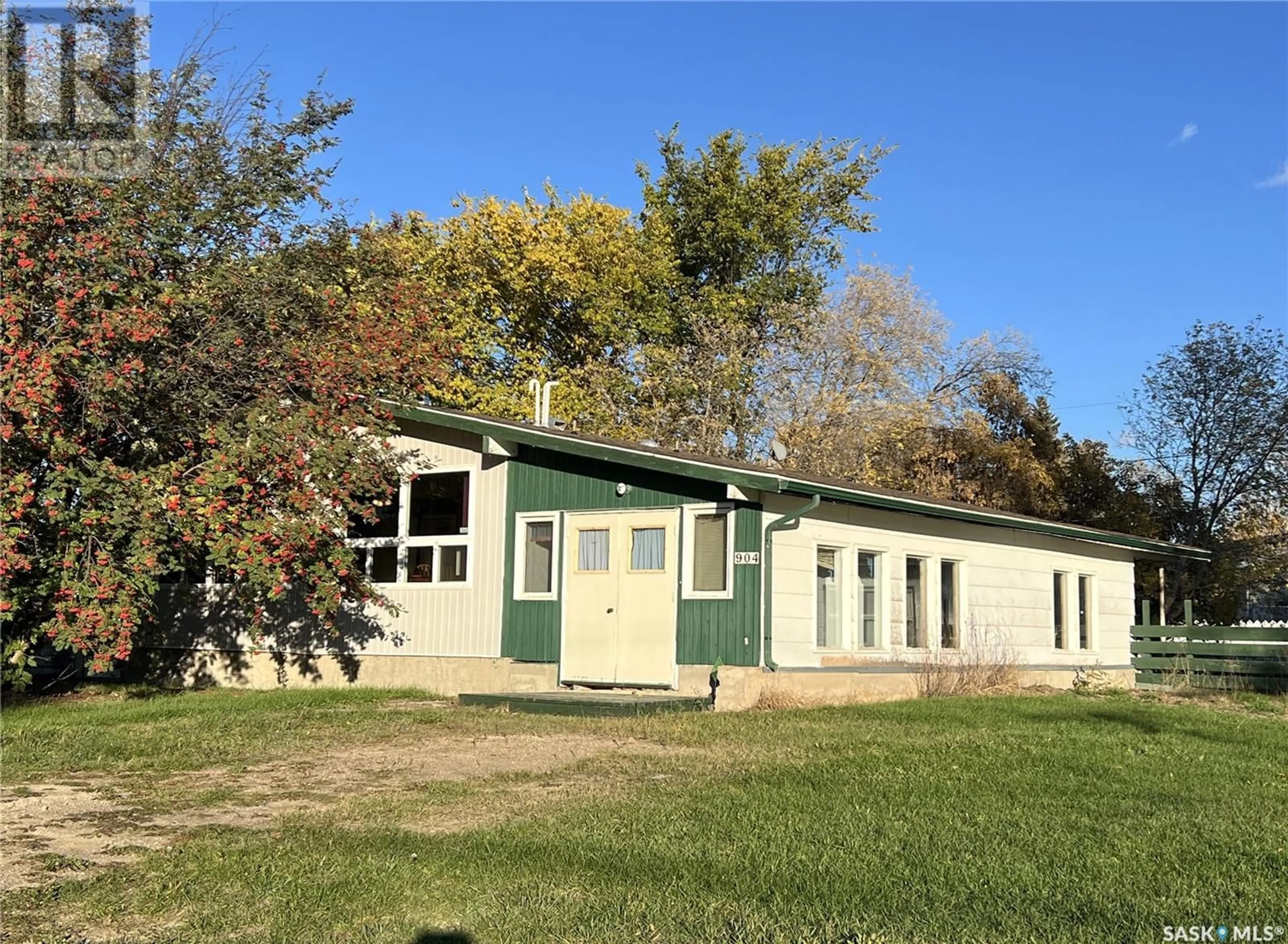 Outside view for 904 Railway AVENUE, Loon Lake Saskatchewan S0M1L0