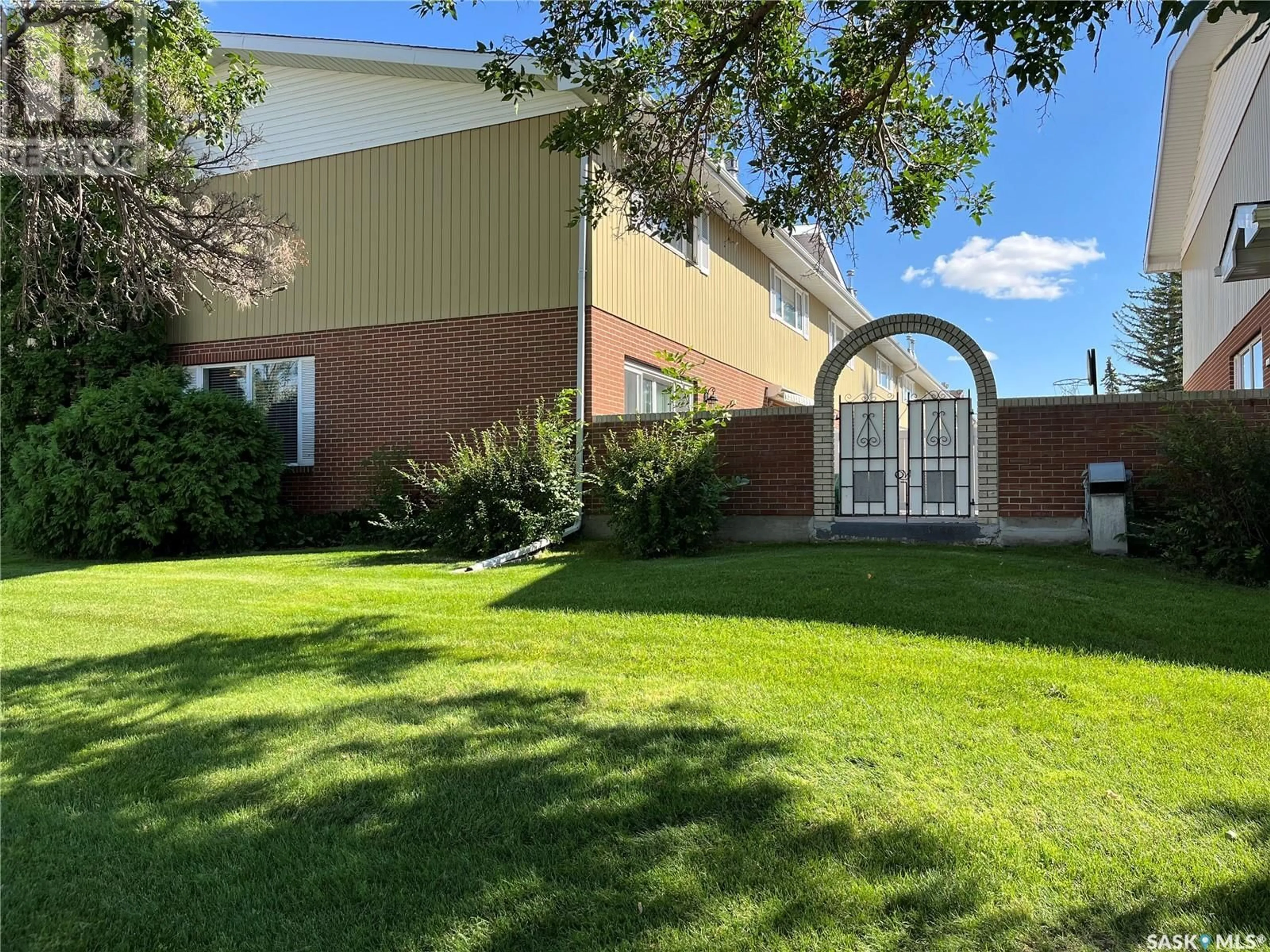 A pic from exterior of the house or condo, the front or back of building for 272 Plainsview DRIVE, Regina Saskatchewan S4S6N1