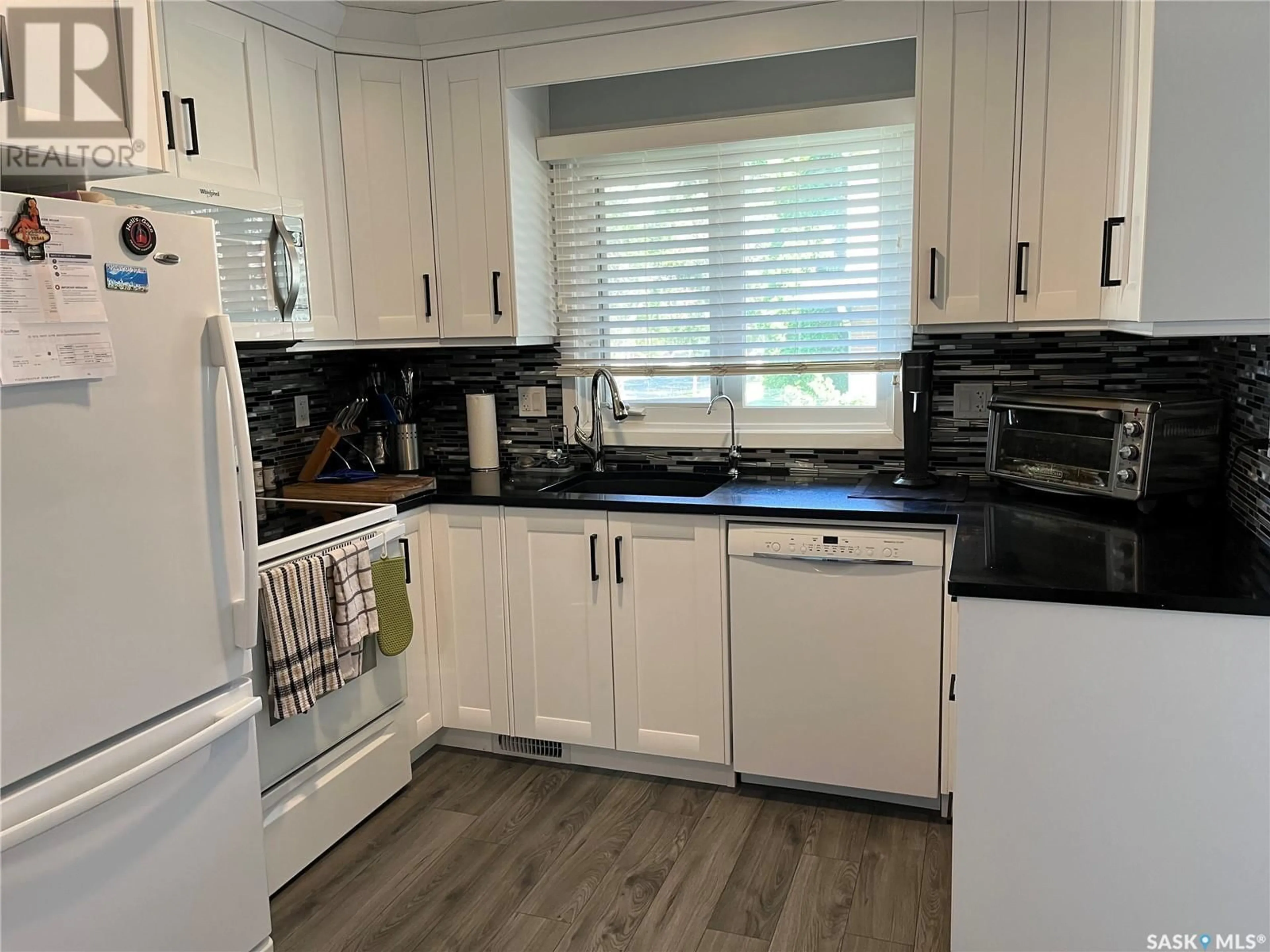 Standard kitchen, wood floors, cottage for 272 Plainsview DRIVE, Regina Saskatchewan S4S6N1