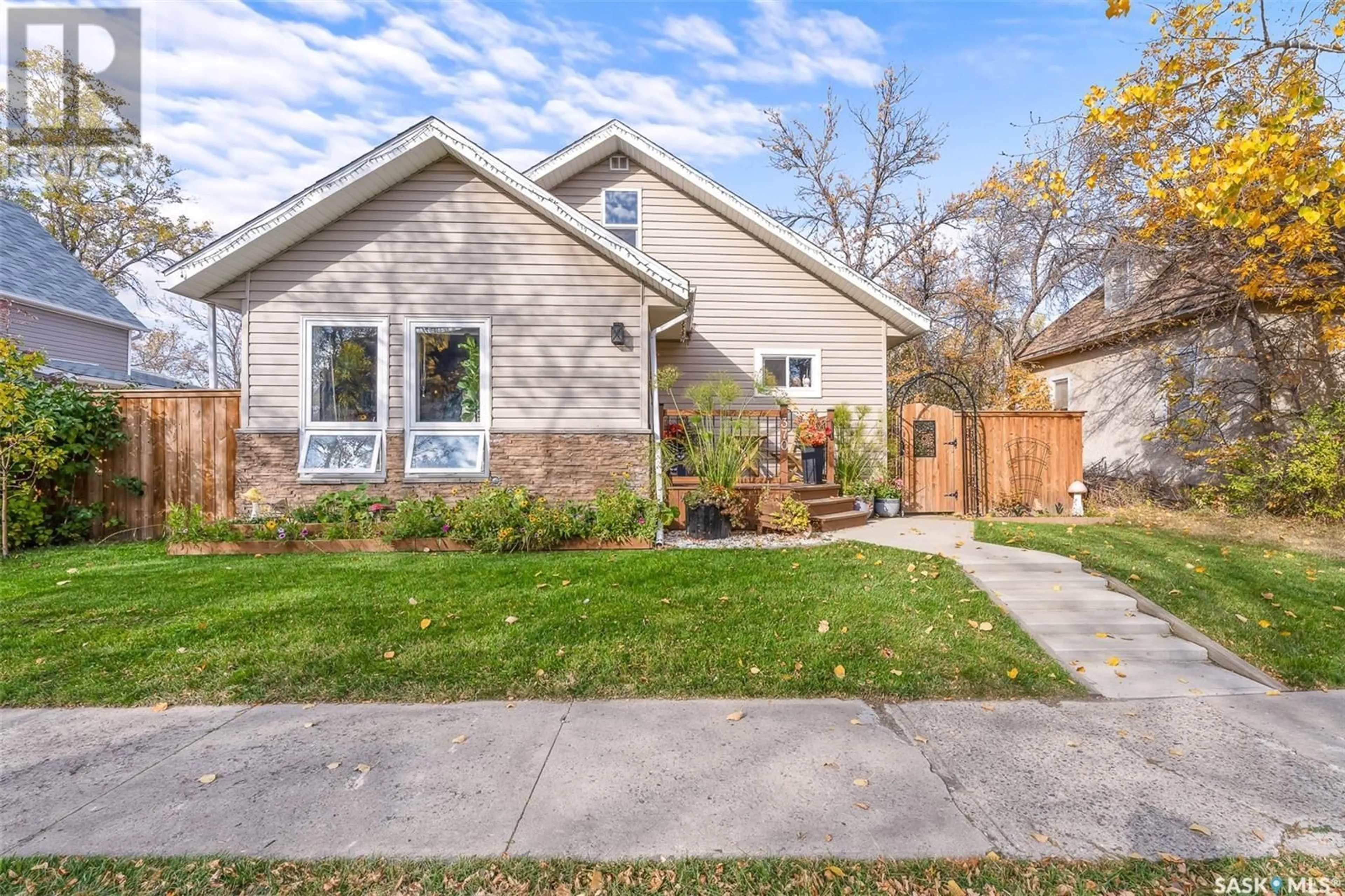 Frontside or backside of a home, the street view for 370 Stadacona STREET E, Moose Jaw Saskatchewan S6H0J6