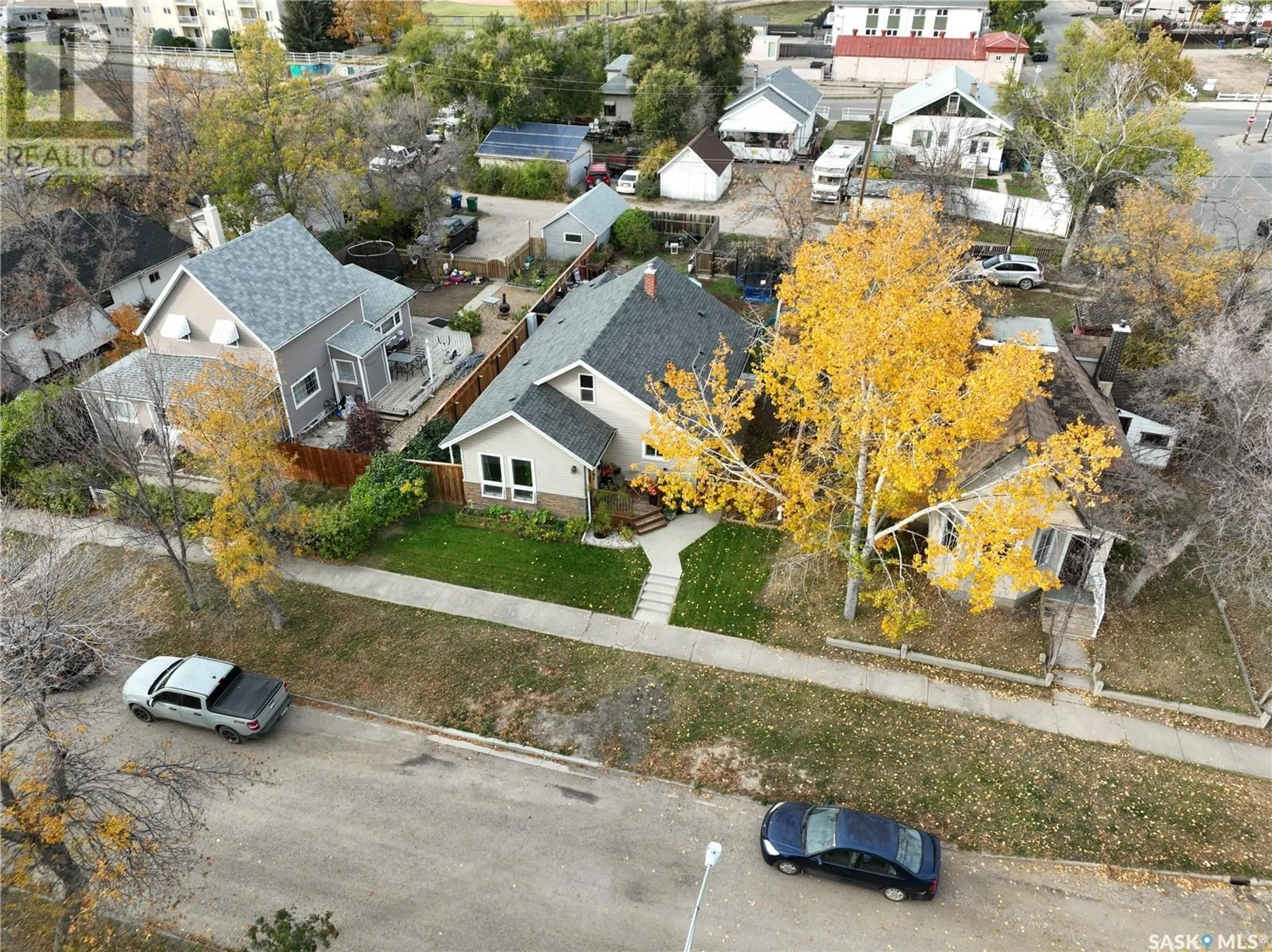 Frontside or backside of a home, the street view for 370 Stadacona STREET E, Moose Jaw Saskatchewan S6H0J6