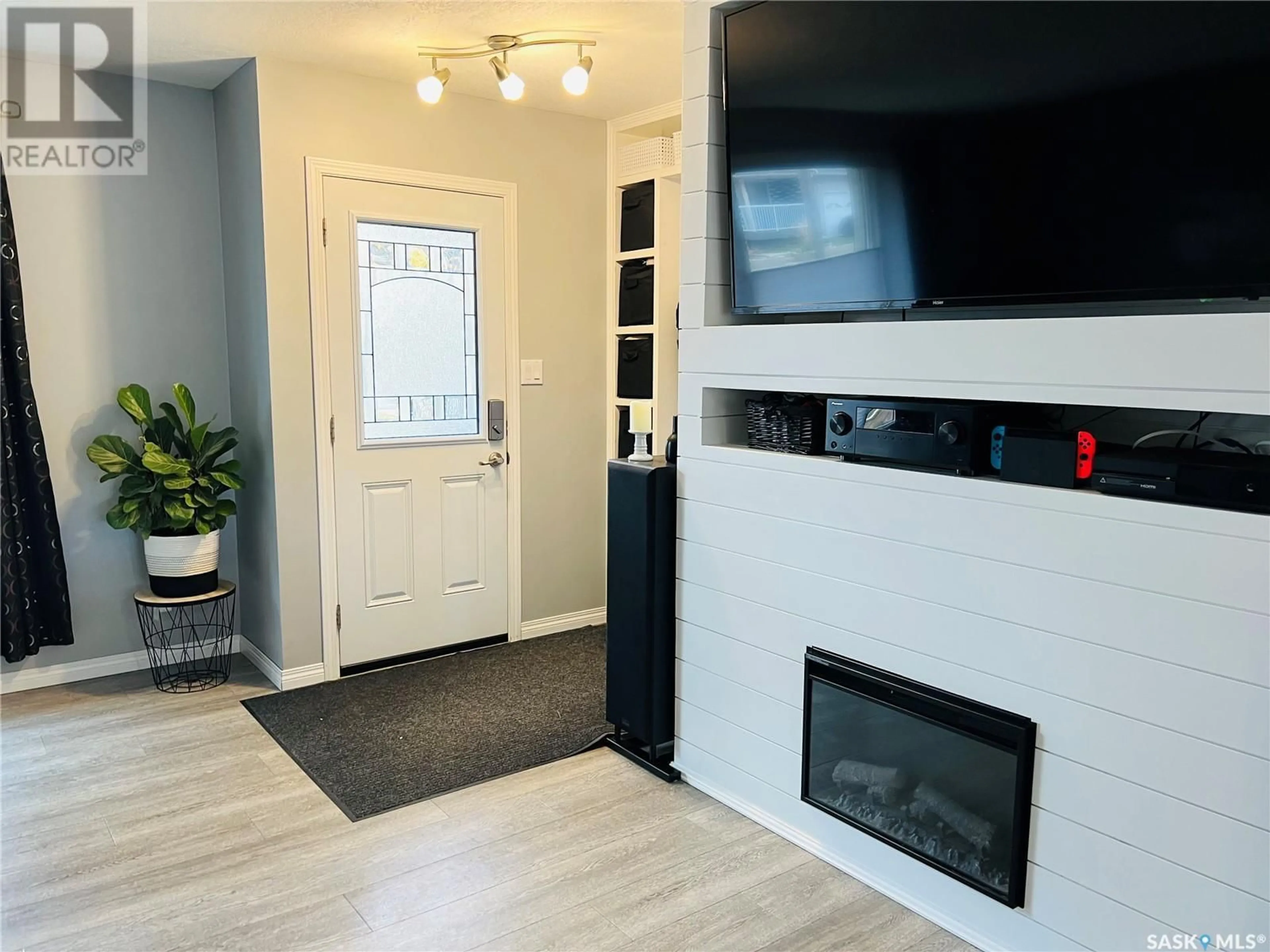 Indoor entryway for 621 CENTRAL AVENUE, Swift Current Saskatchewan S9H3G7