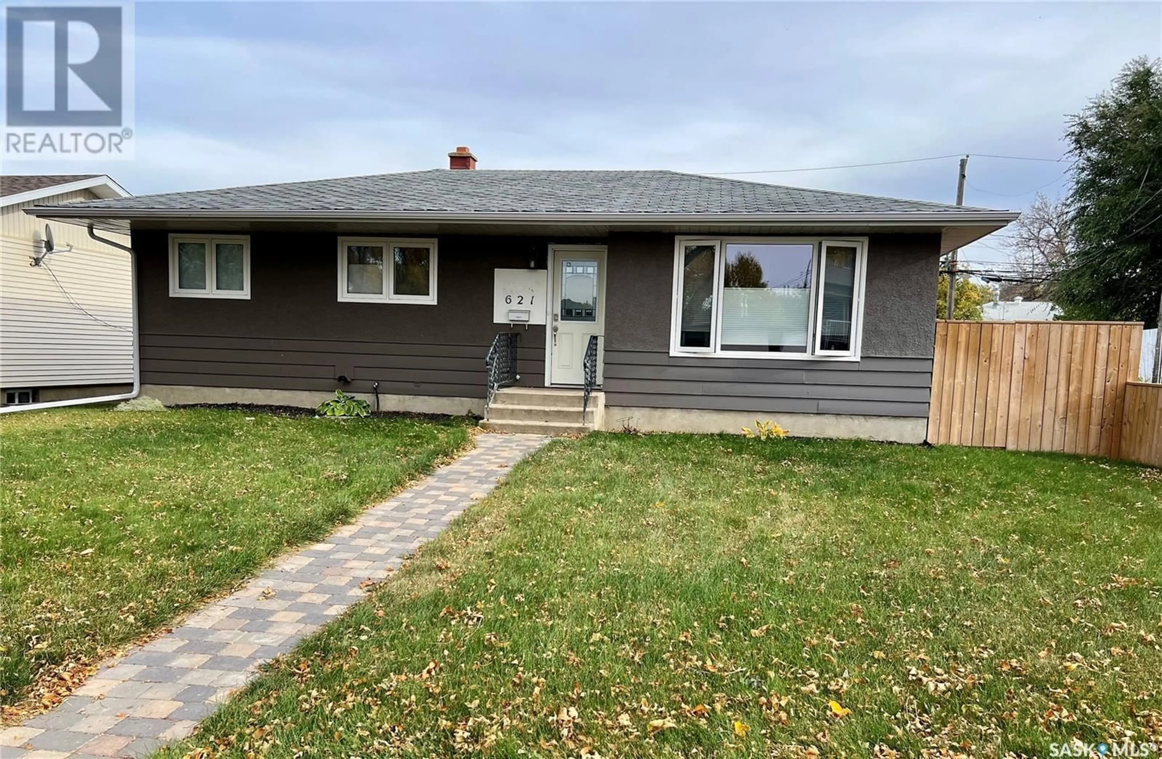 Frontside or backside of a home, cottage for 621 Central AVENUE S, Swift Current Saskatchewan S9H3G7