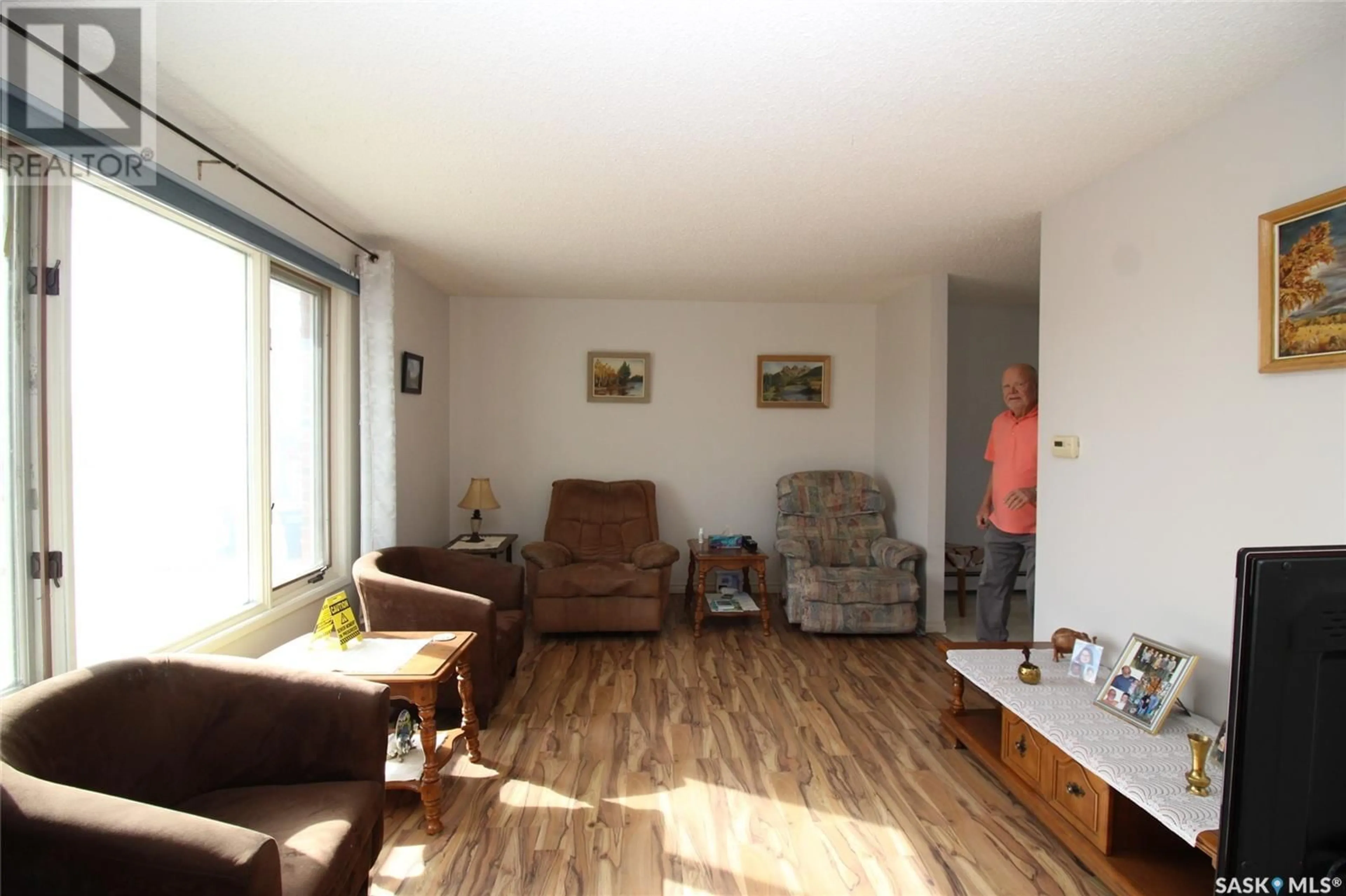 Living room, wood floors for 595 9th STREET W, Shaunavon Saskatchewan S0N2M0