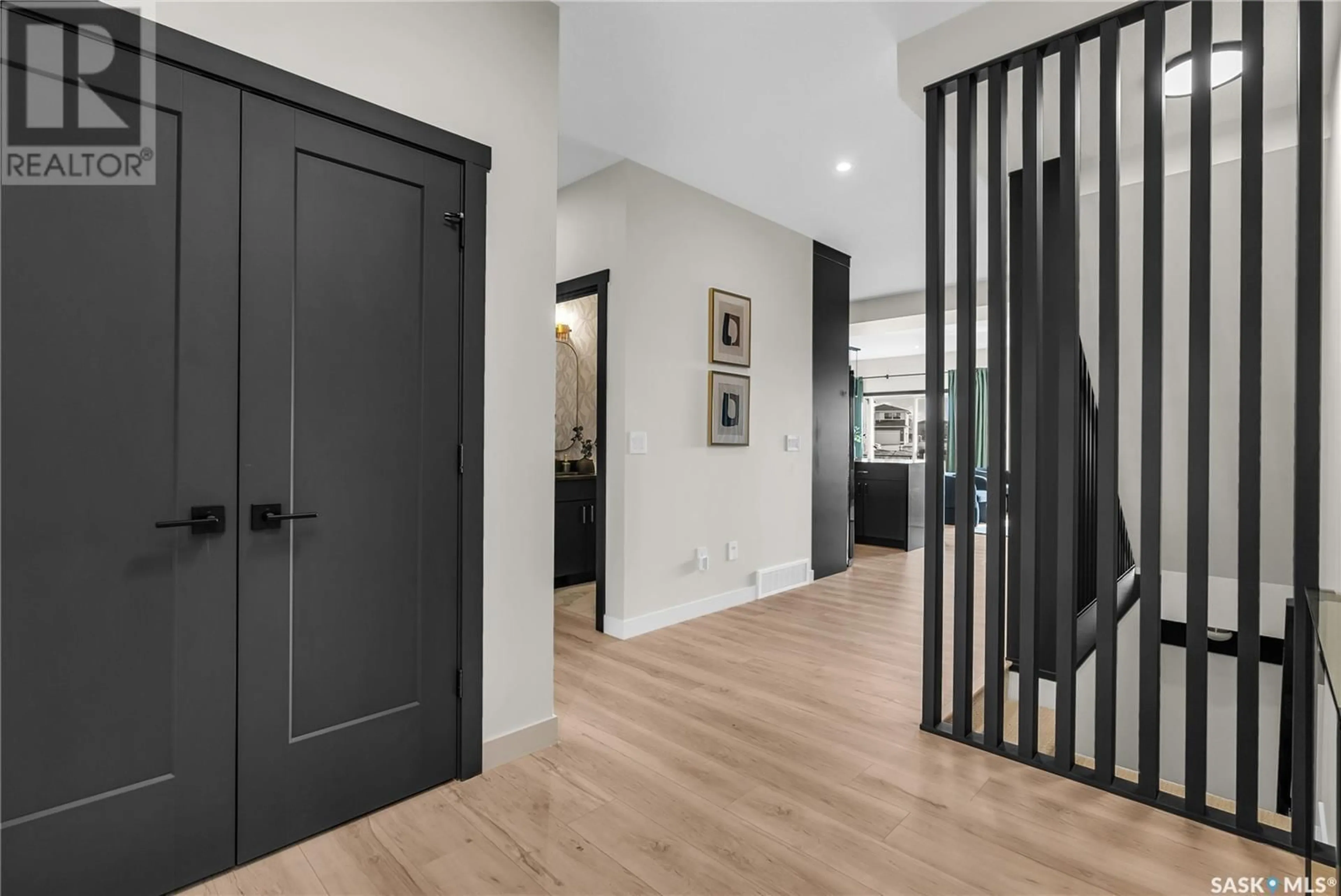 Indoor entryway, wood floors for 672 Pepper BEND, Saskatoon Saskatchewan S7V1T3