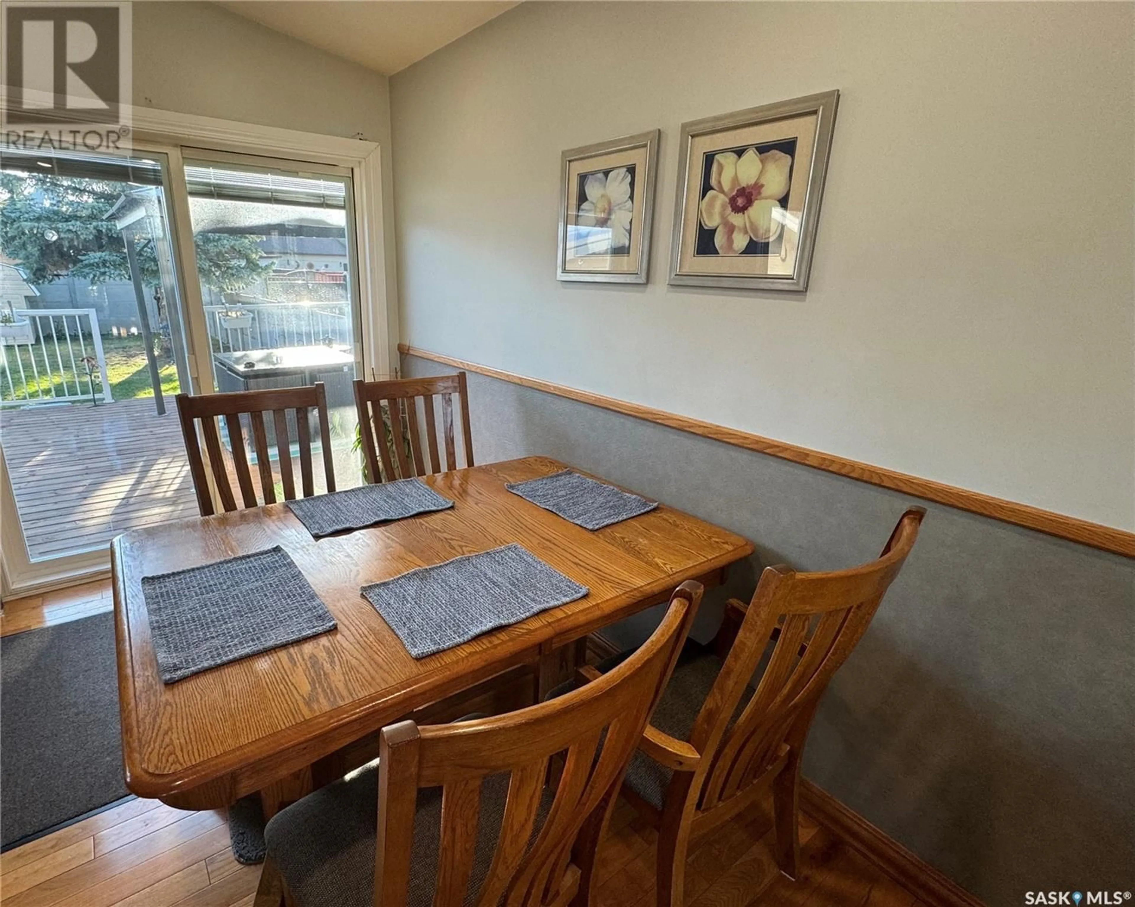 Dining room, wood floors, cottage for 3 Rosefield DRIVE, Yorkton Saskatchewan S3N2R3