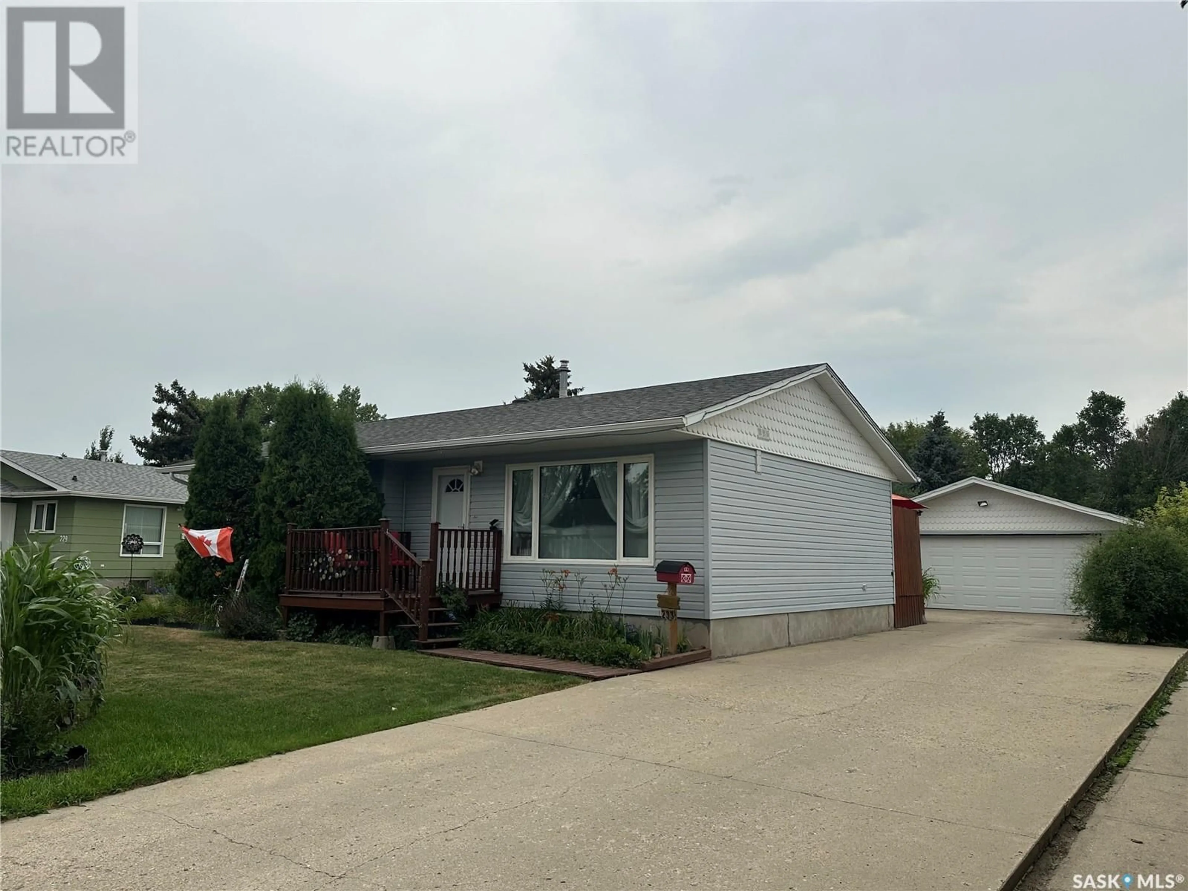 Frontside or backside of a home, the street view for 233 Onstad CRESCENT, Weyburn Saskatchewan S4H2T1